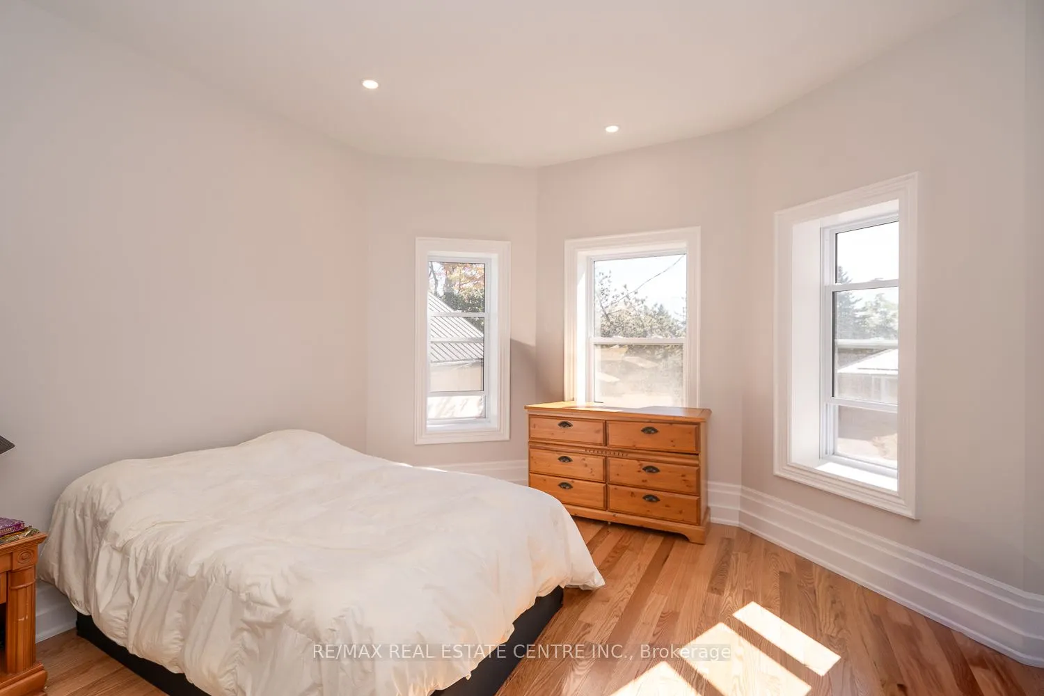 154 Main Street W