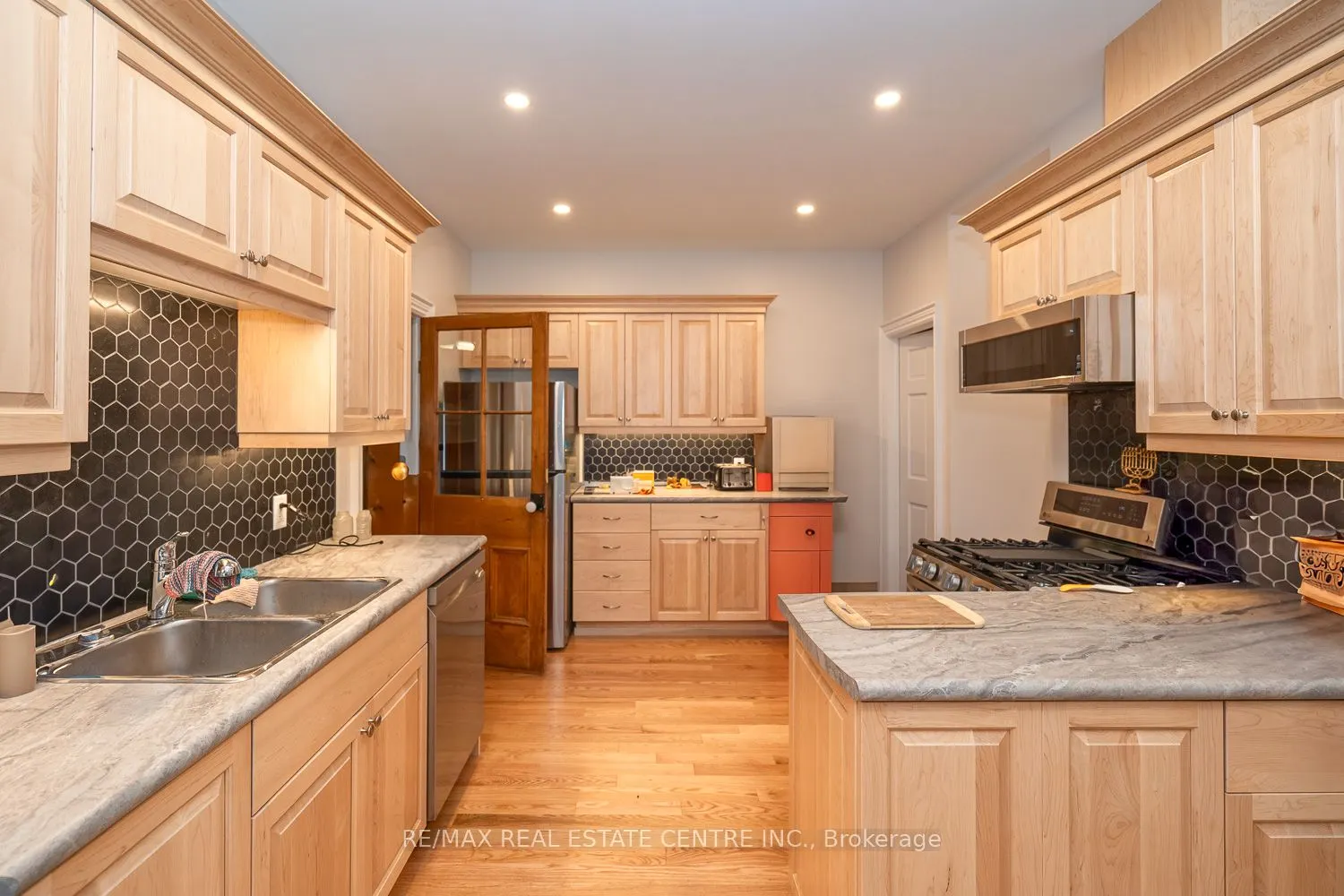 154 Main Street W