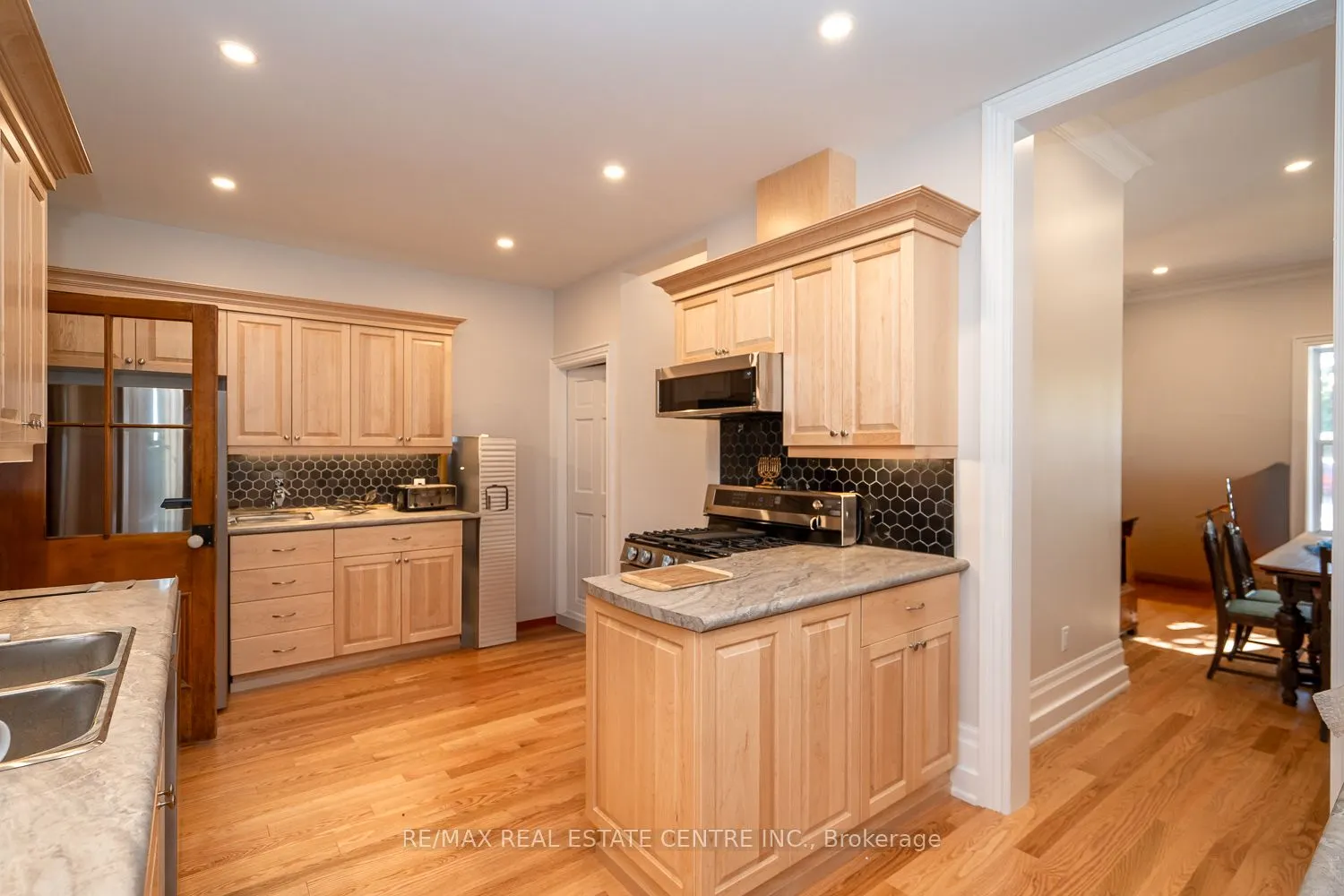 154 Main Street W