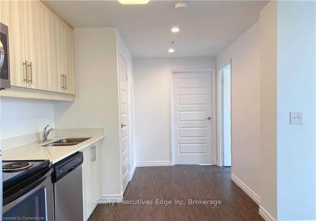 158 King Street N, #901