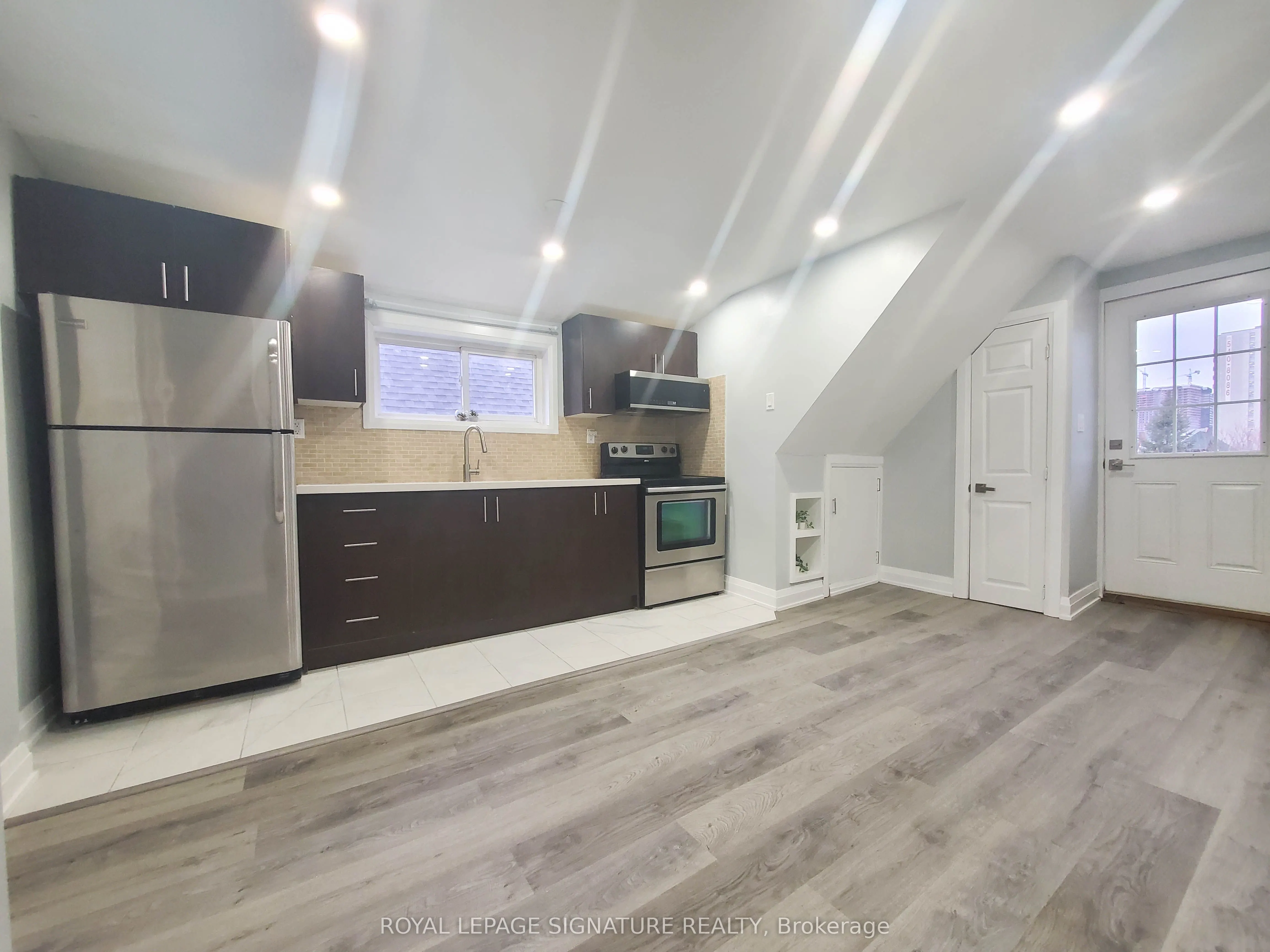 77 Victoria Avenue N, #4