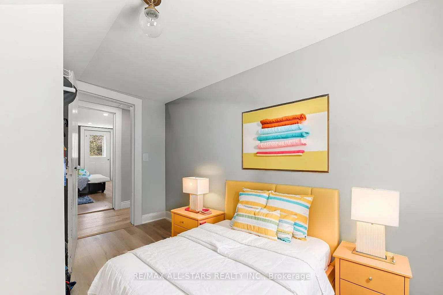 32 Bond Street E