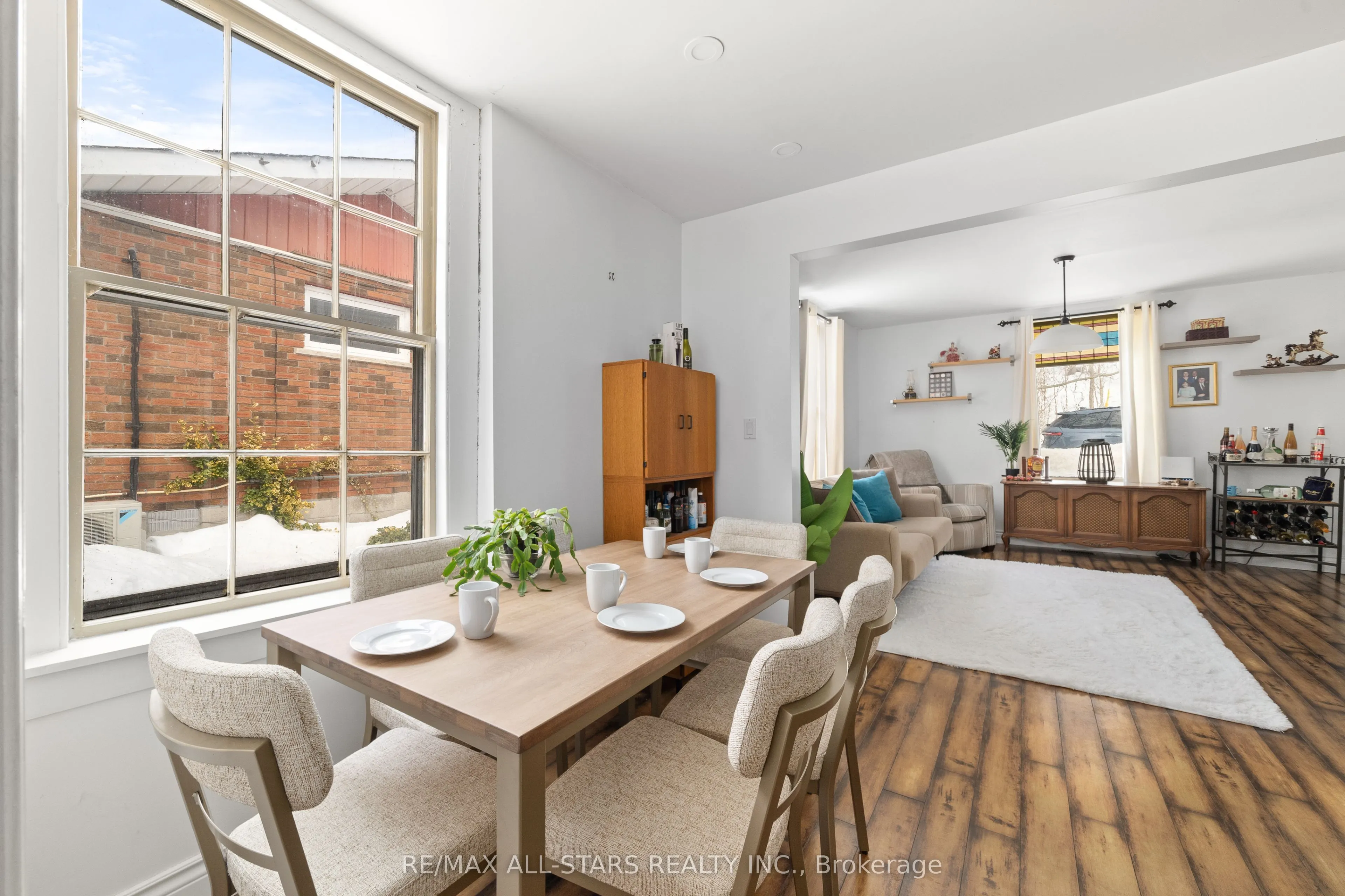 32 Bond Street E