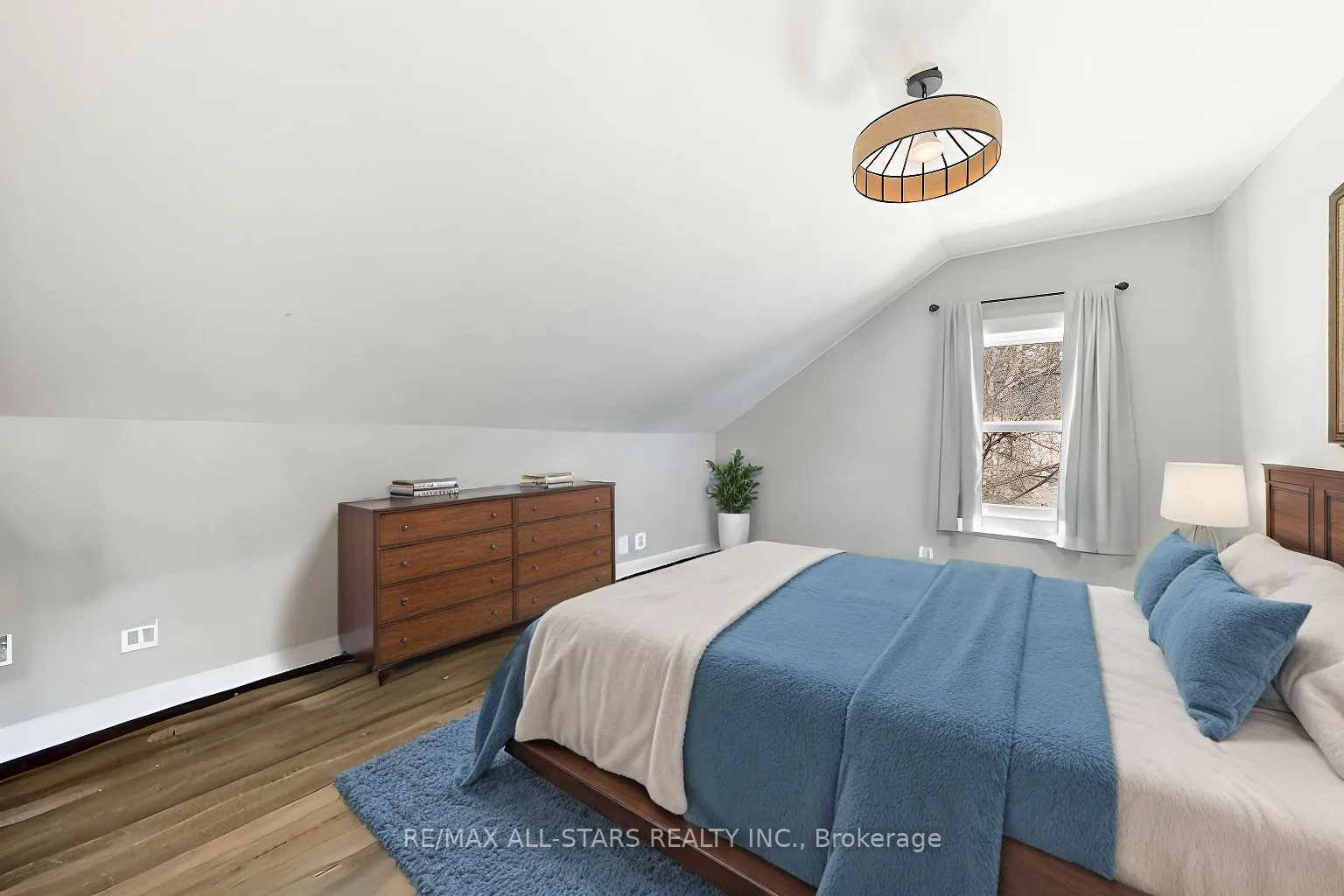 32 Bond Street E
