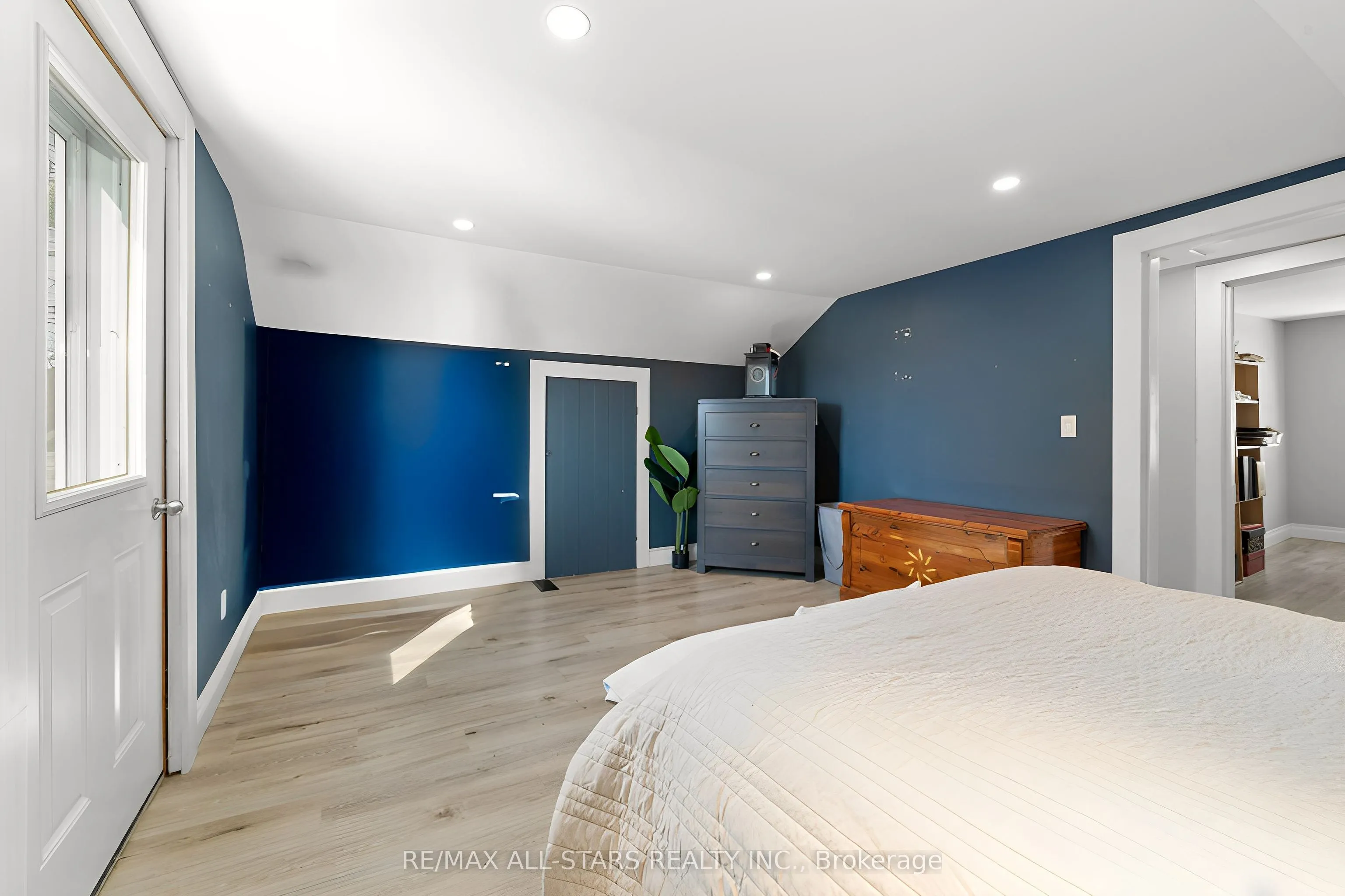 32 Bond Street E