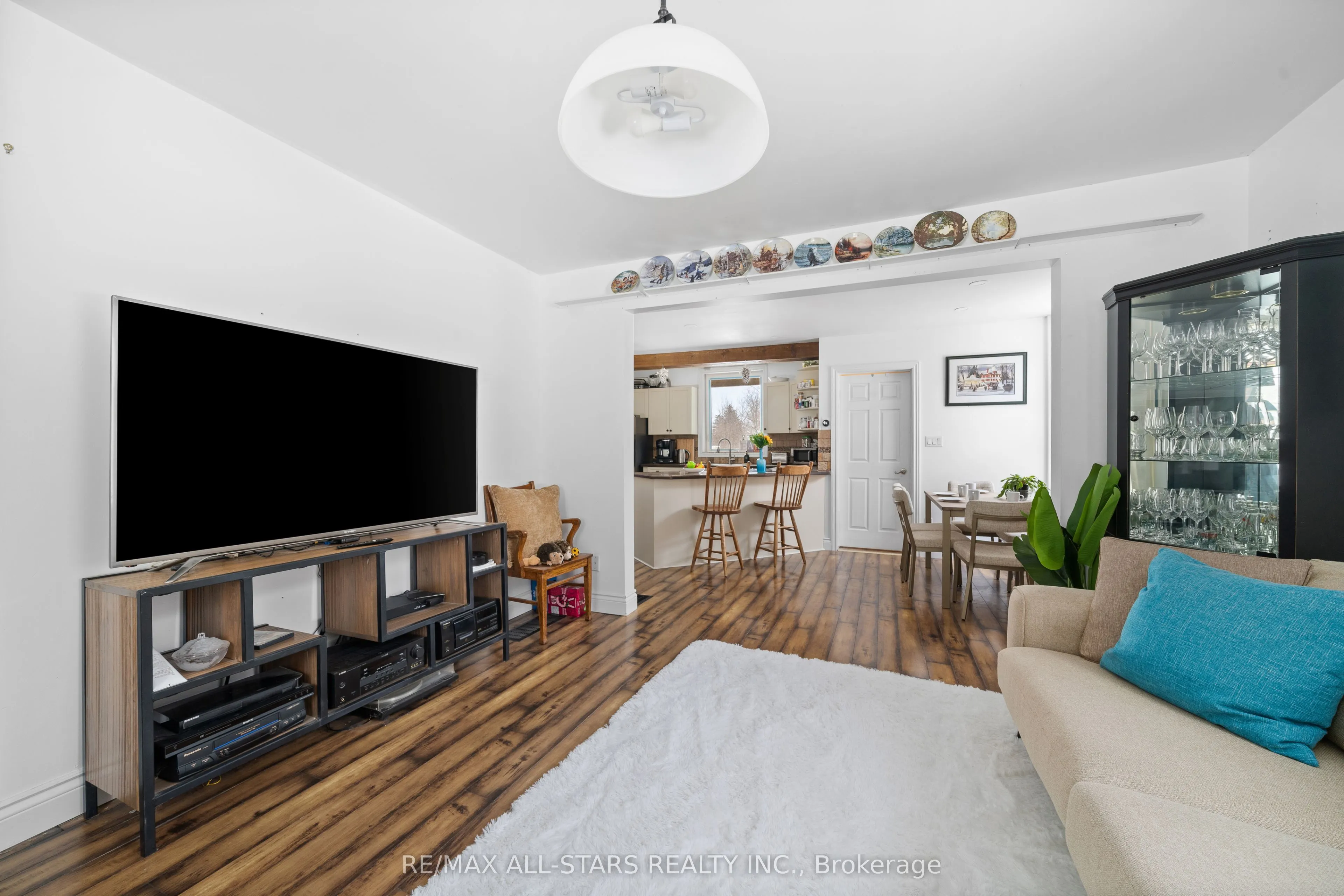 32 Bond Street E