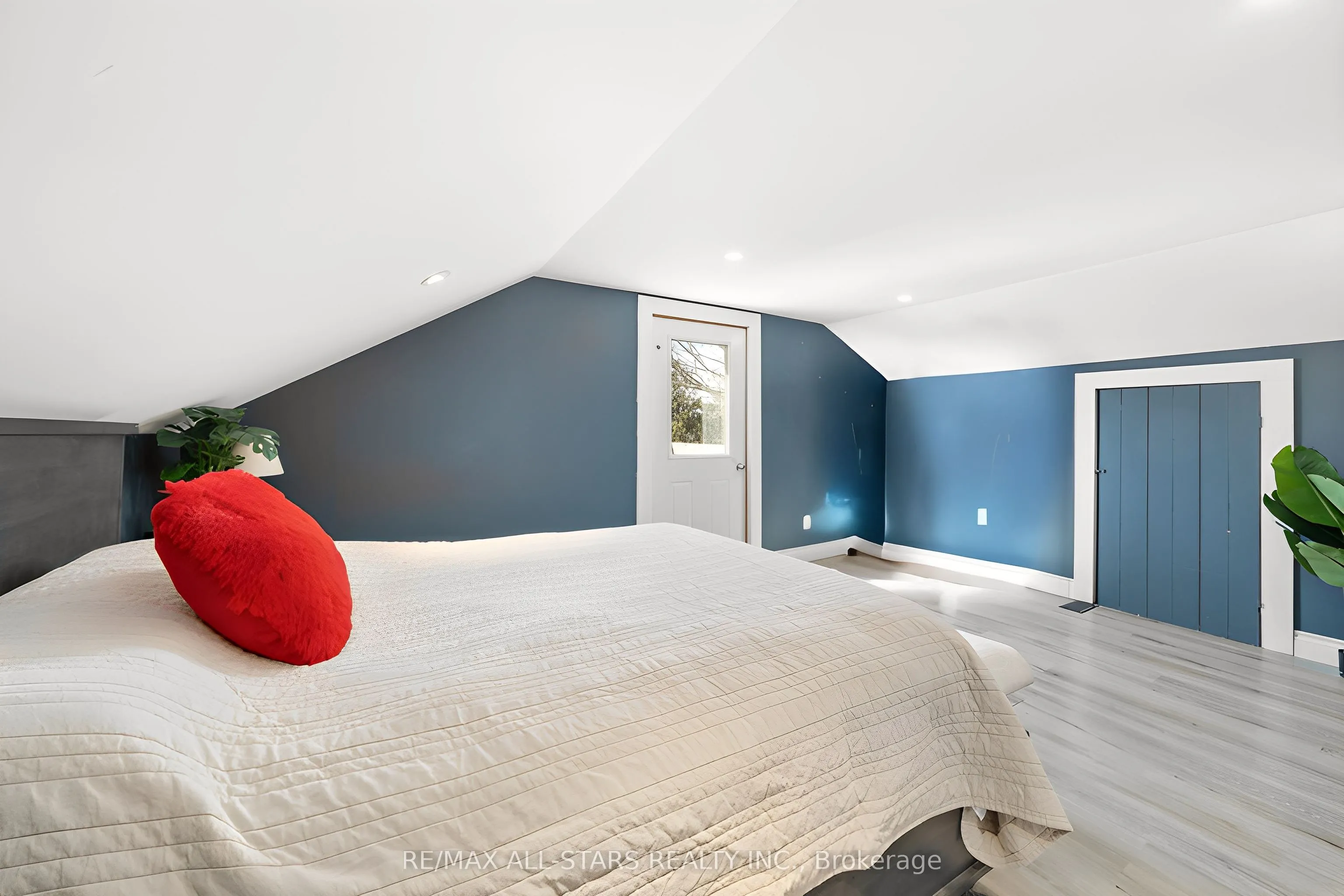 32 Bond Street E