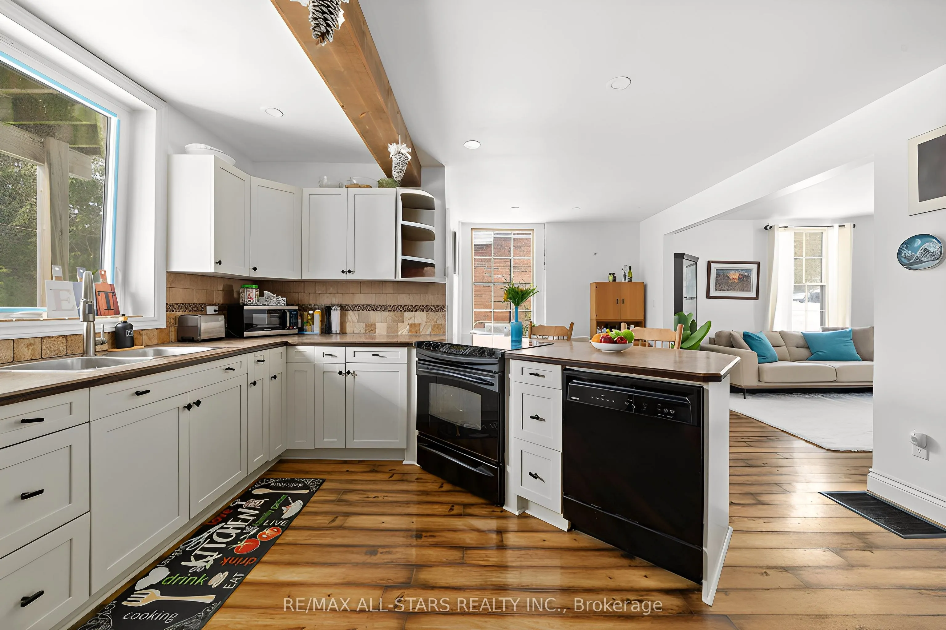 32 Bond Street E
