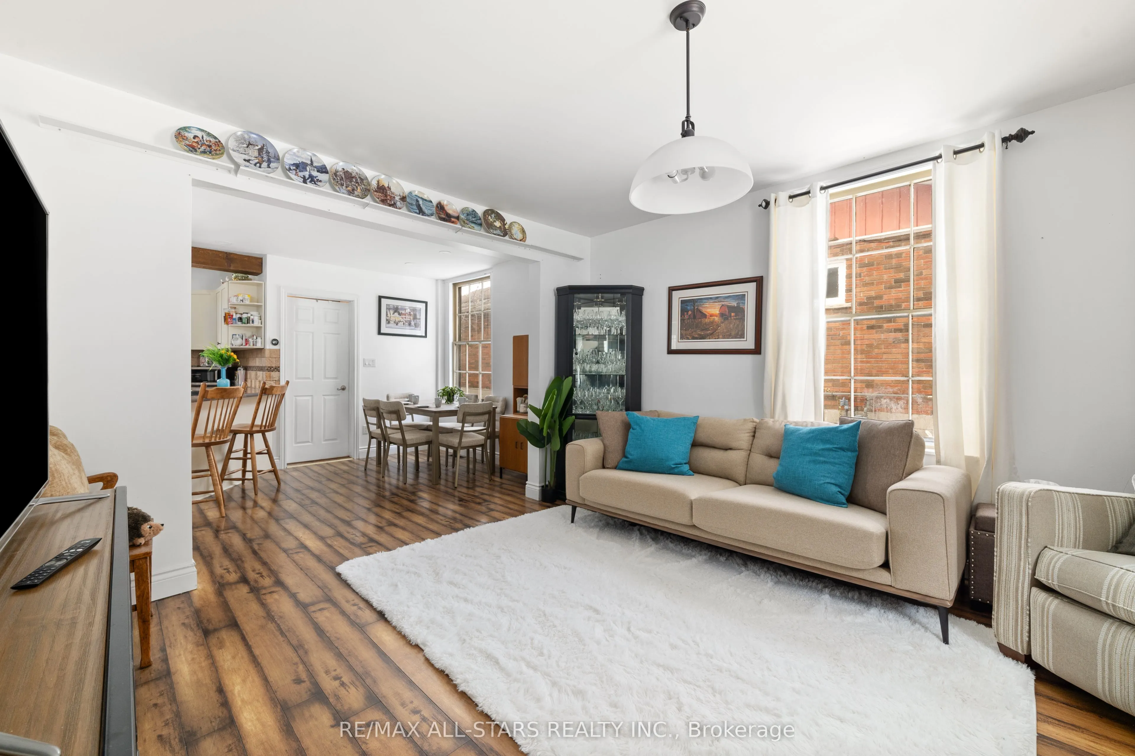 32 Bond Street E