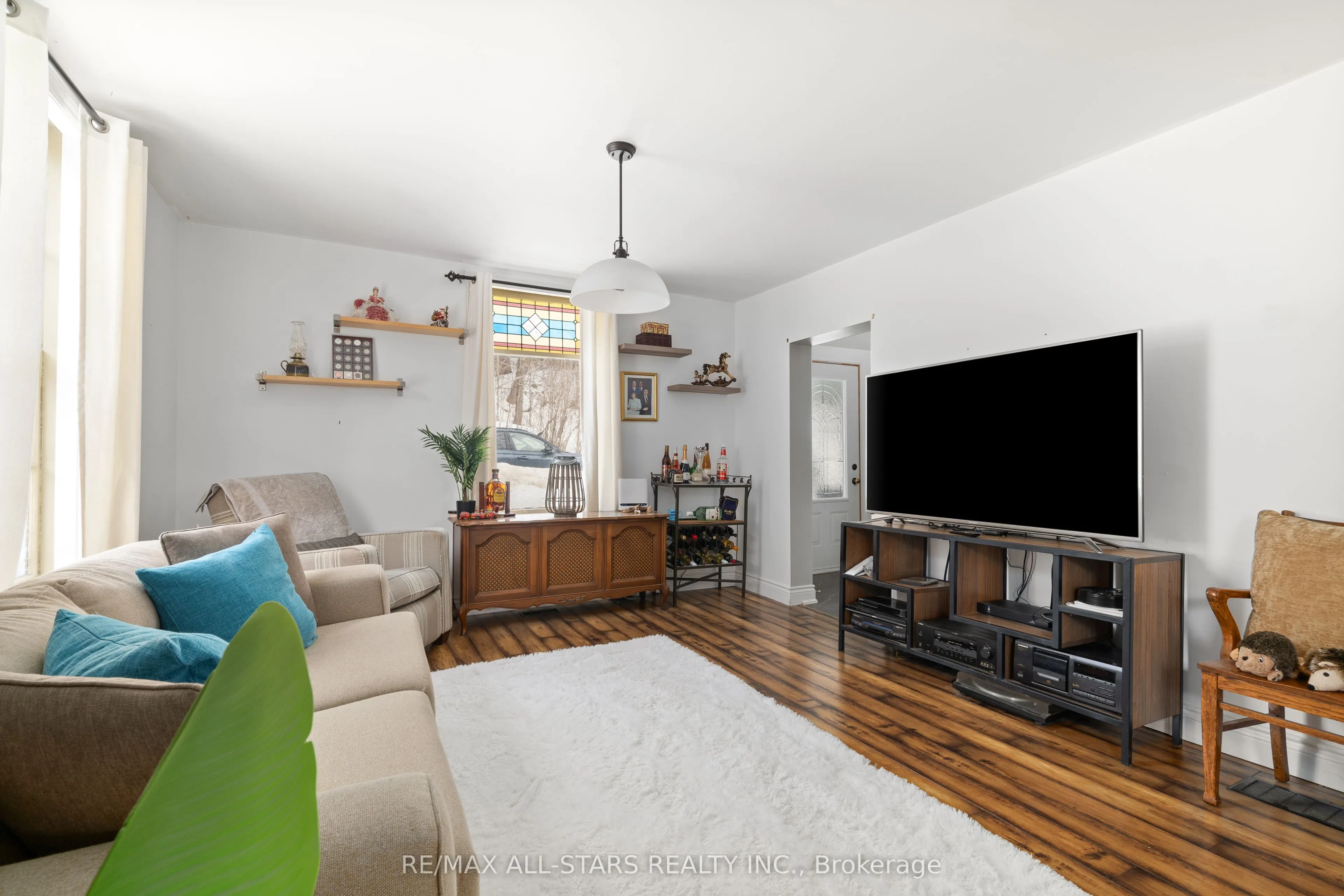 32 Bond Street E