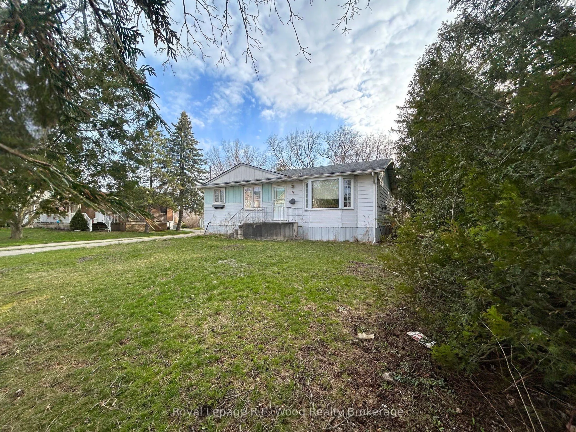 9 Dufferin Street S