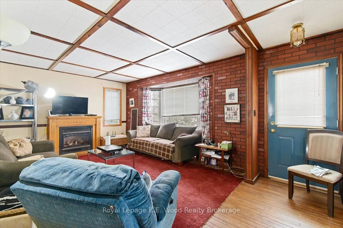 9 Dufferin Street S