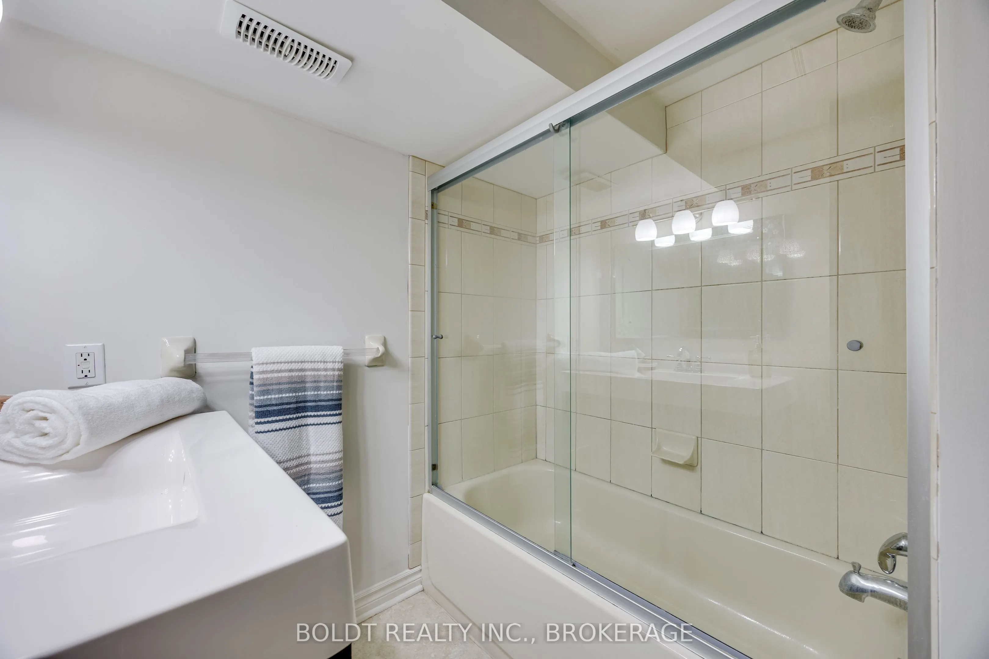 1042 Lakeshore Road W