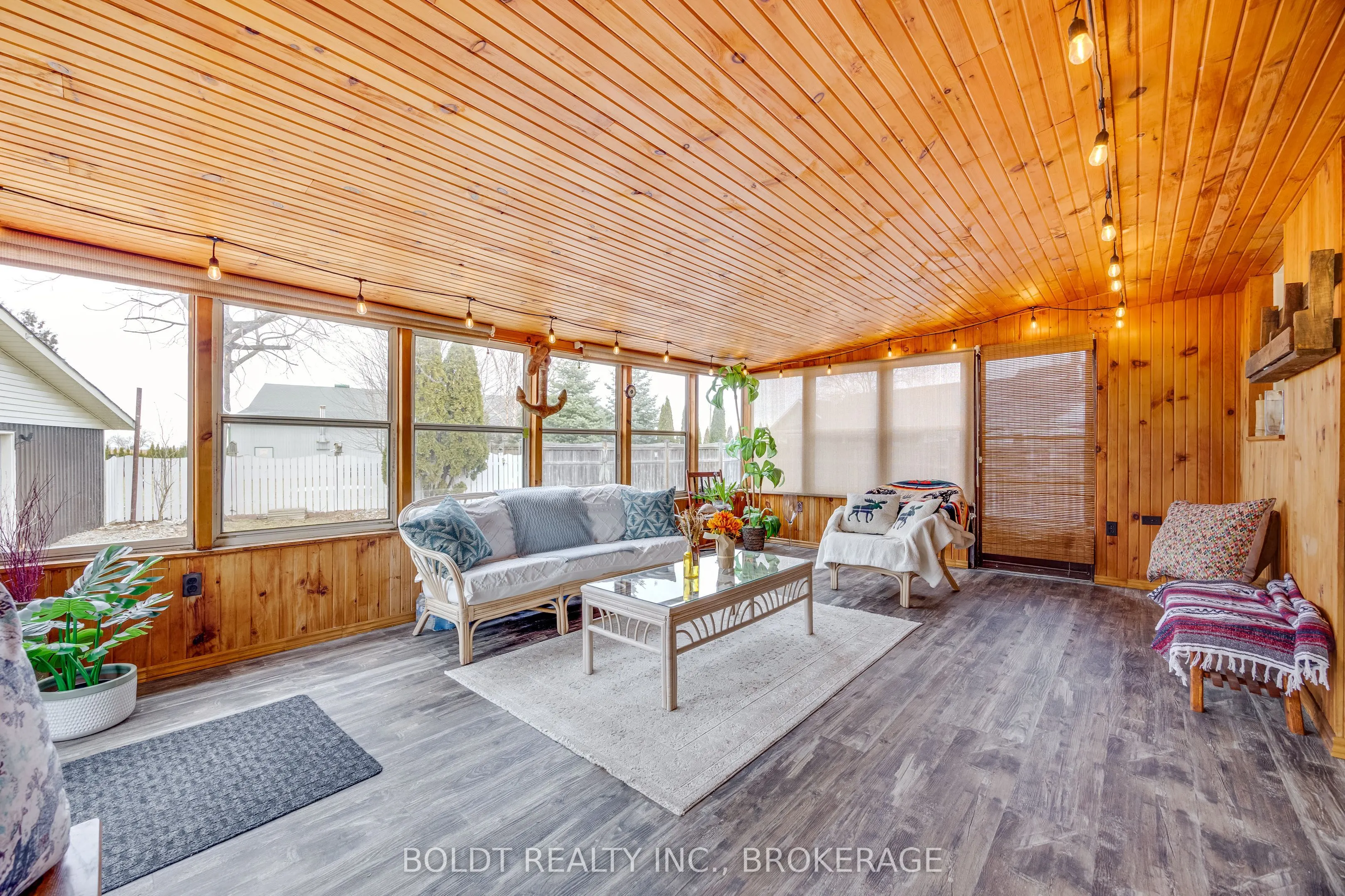 1042 Lakeshore Road W