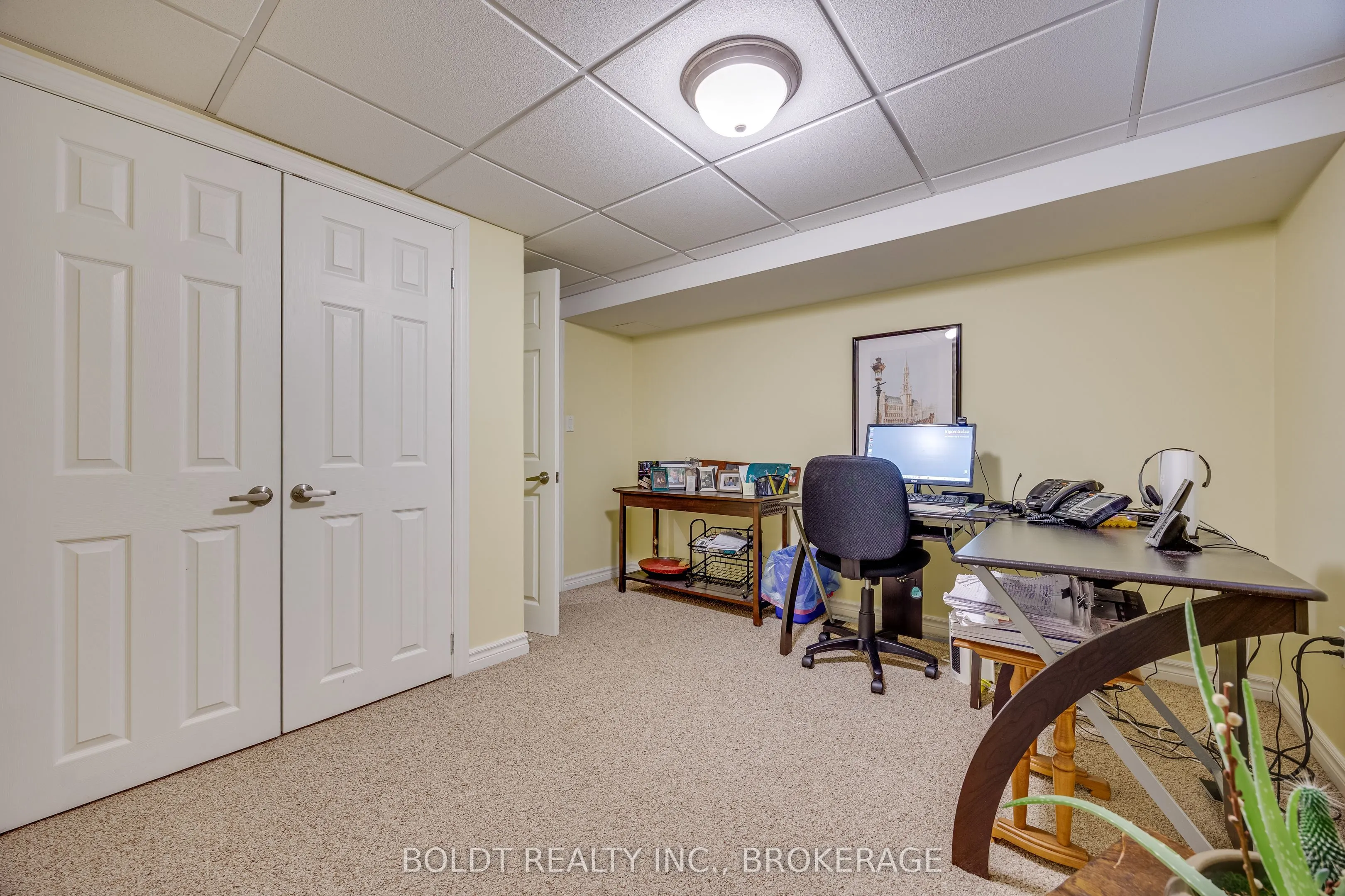 1042 Lakeshore Road W