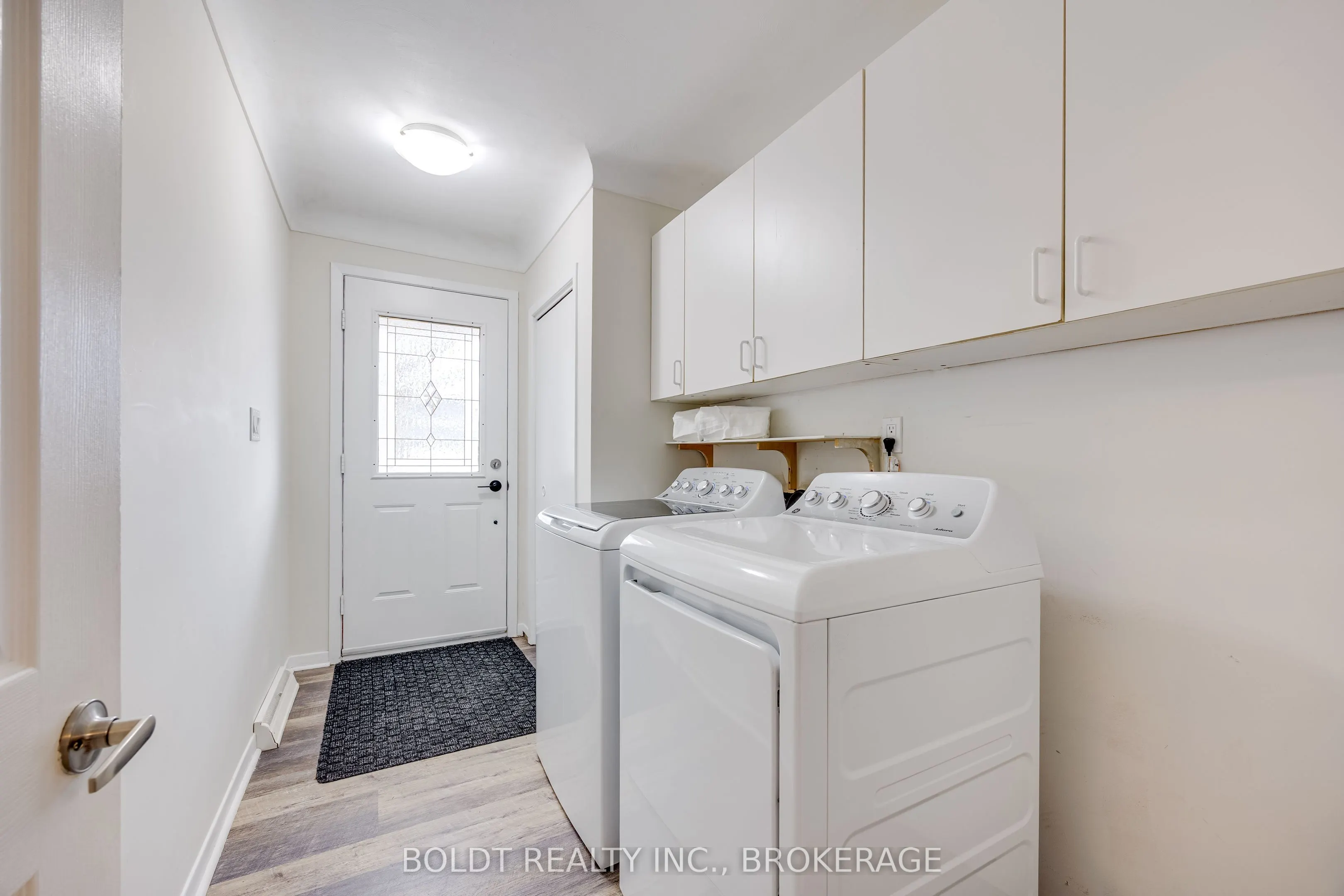 1042 Lakeshore Road W
