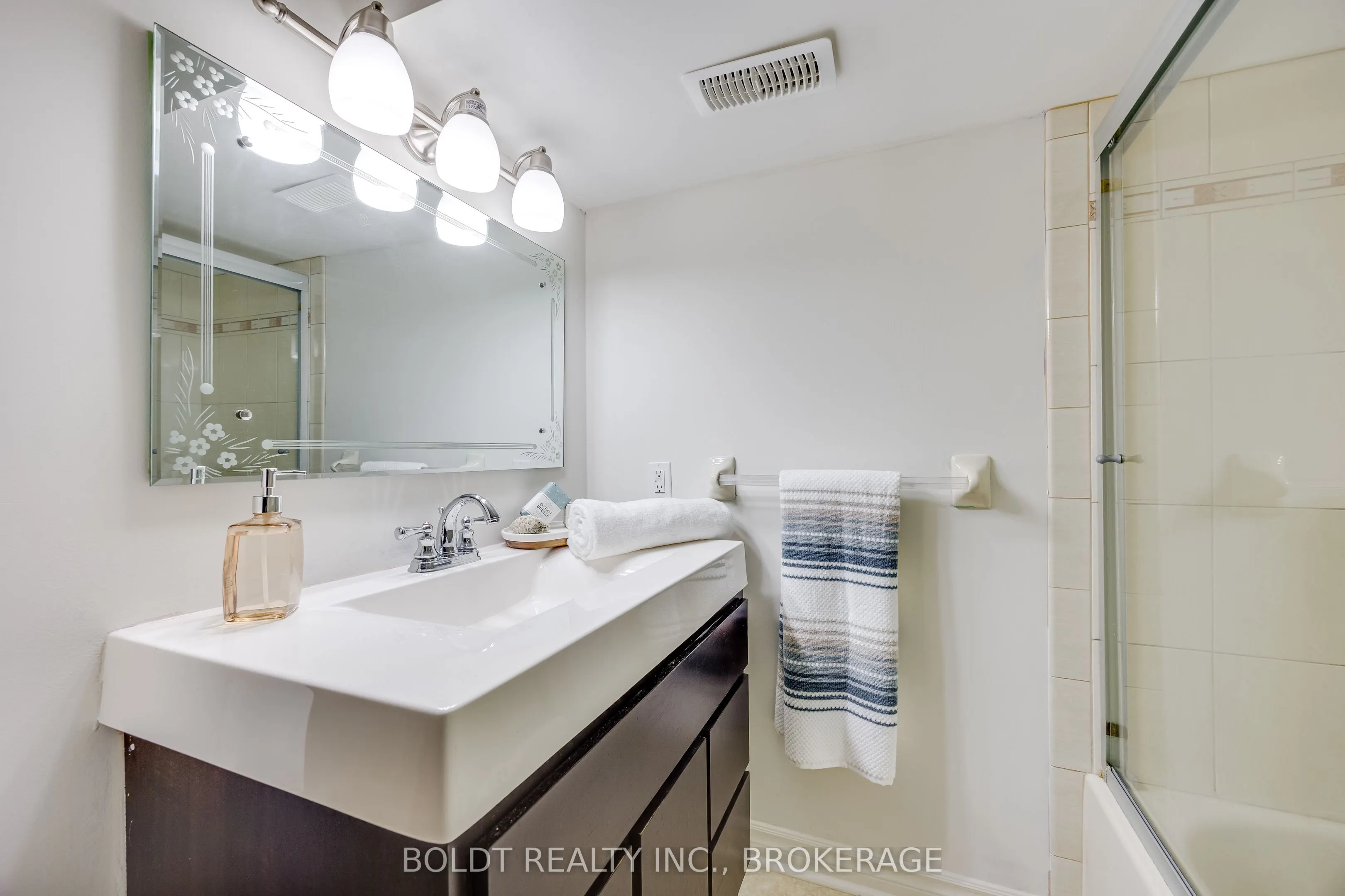 1042 Lakeshore Road W