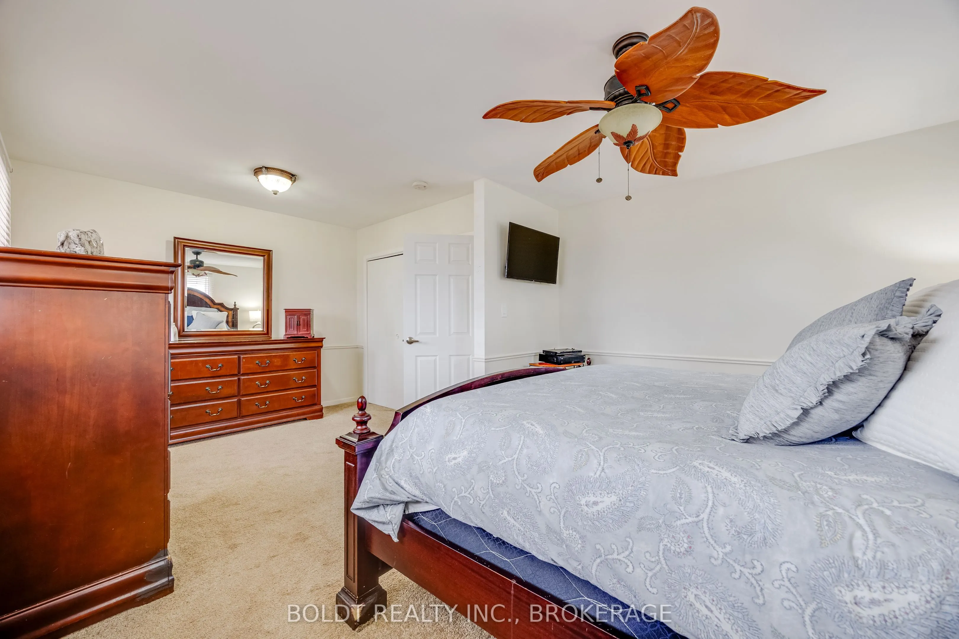 1042 Lakeshore Road W