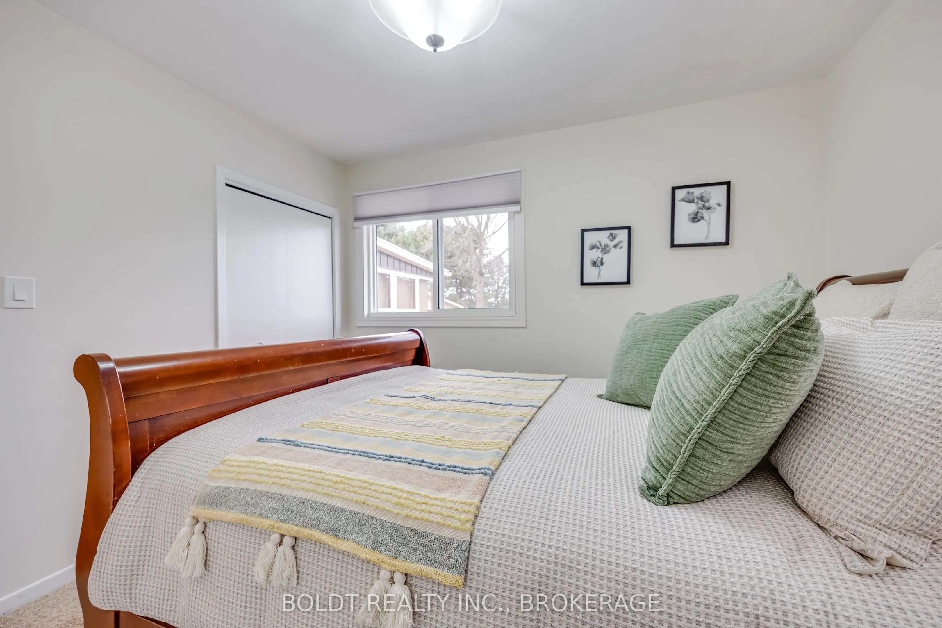 1042 Lakeshore Road W