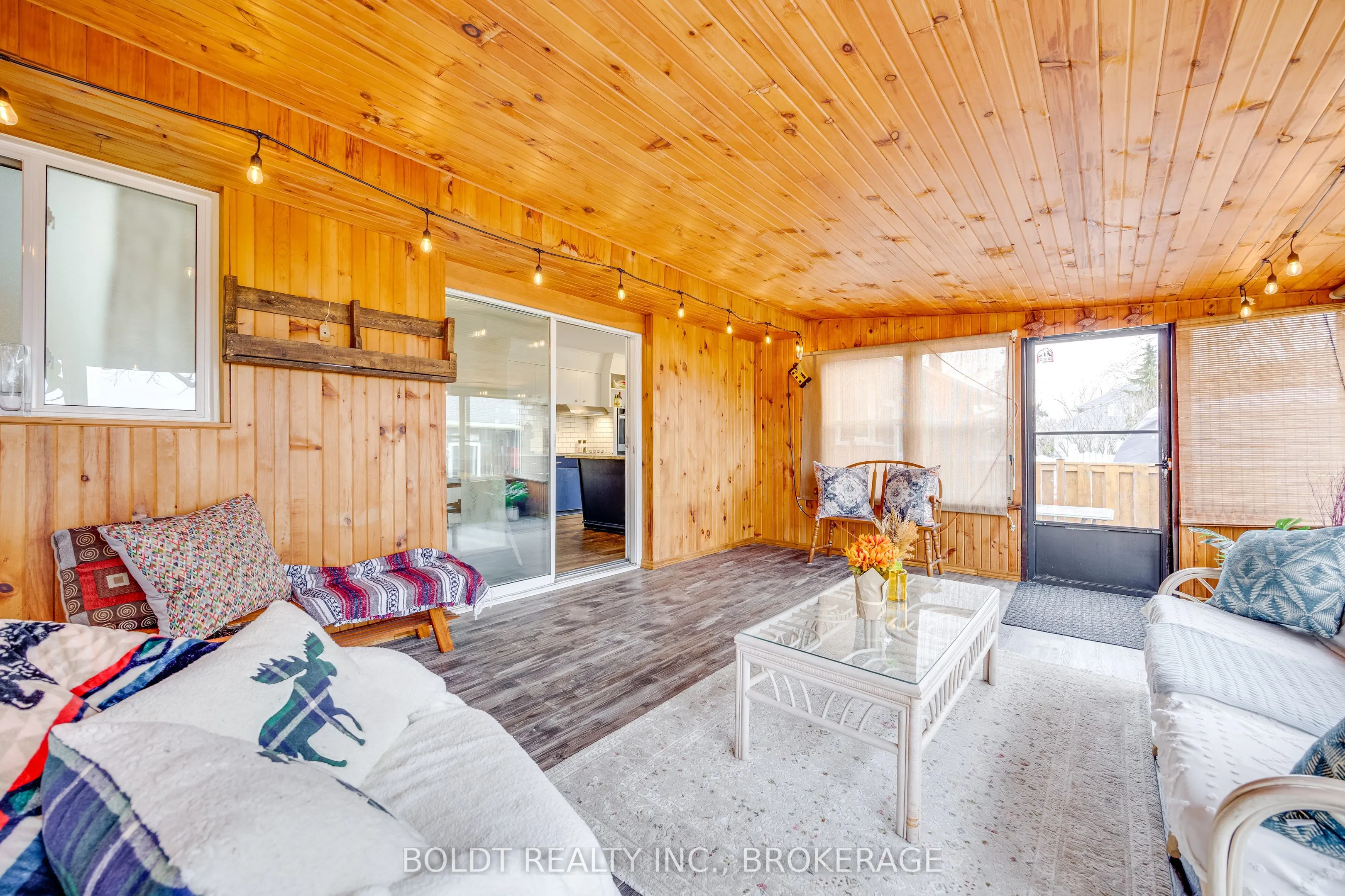 1042 Lakeshore Road W