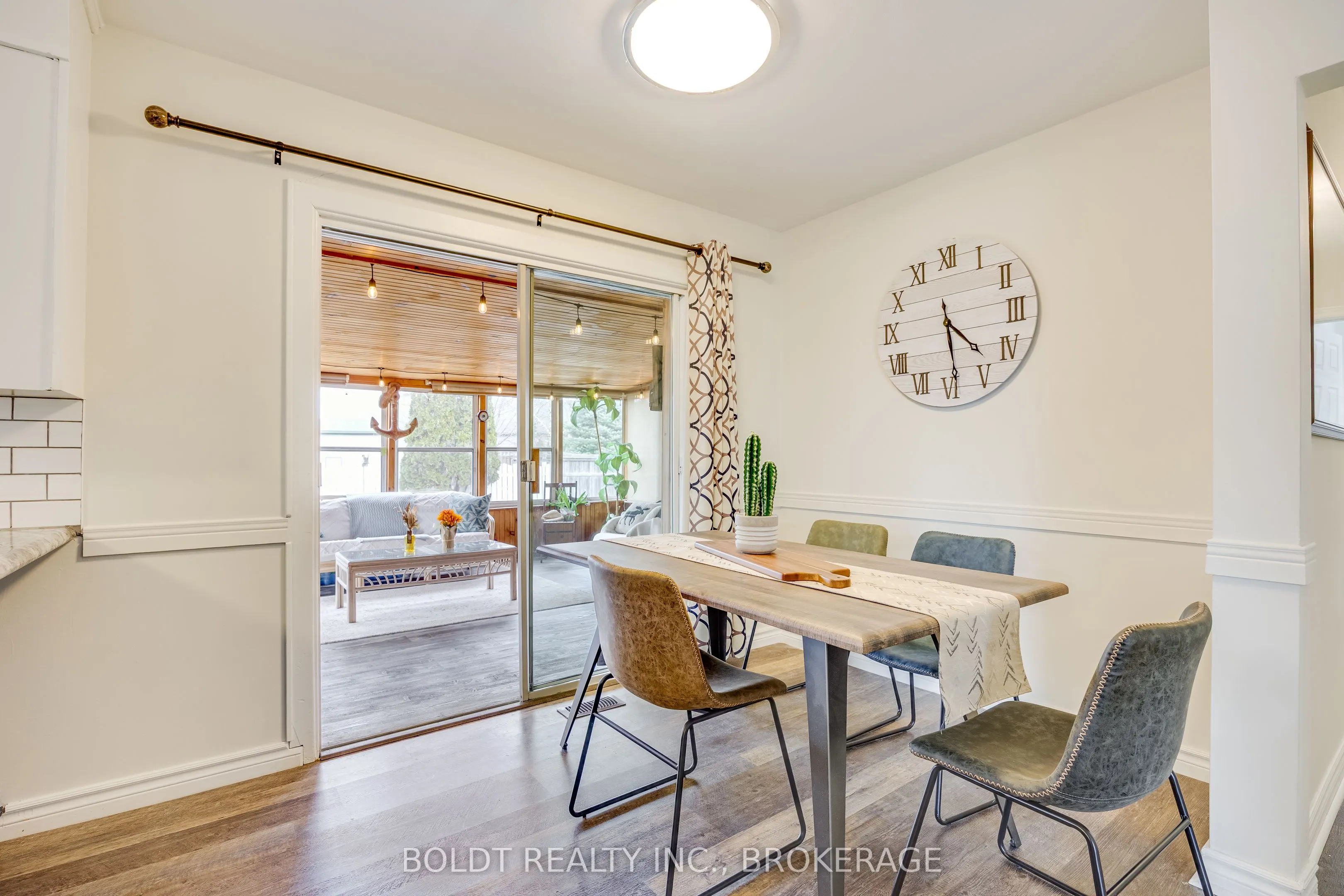 1042 Lakeshore Road W