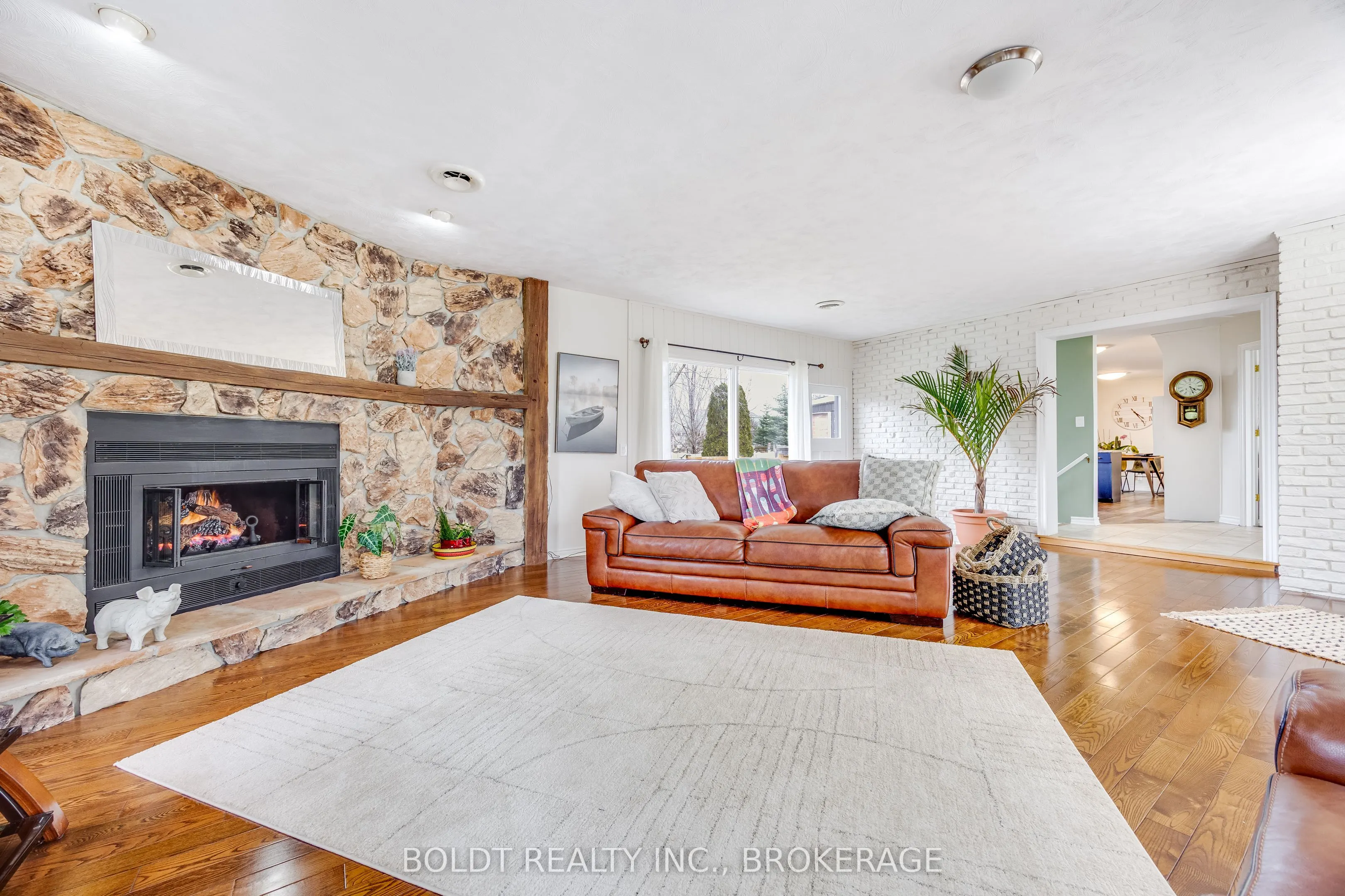 1042 Lakeshore Road W