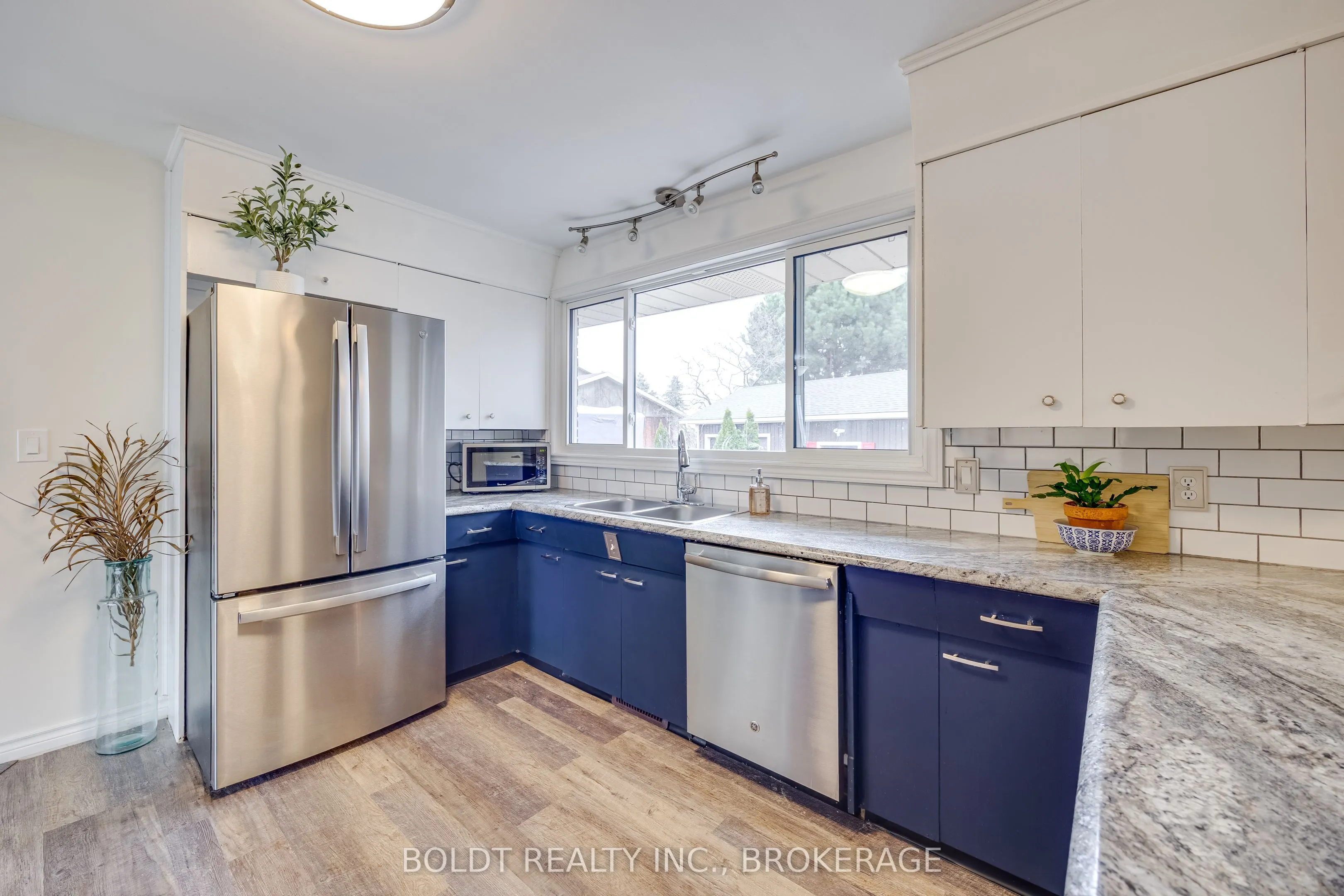 1042 Lakeshore Road W