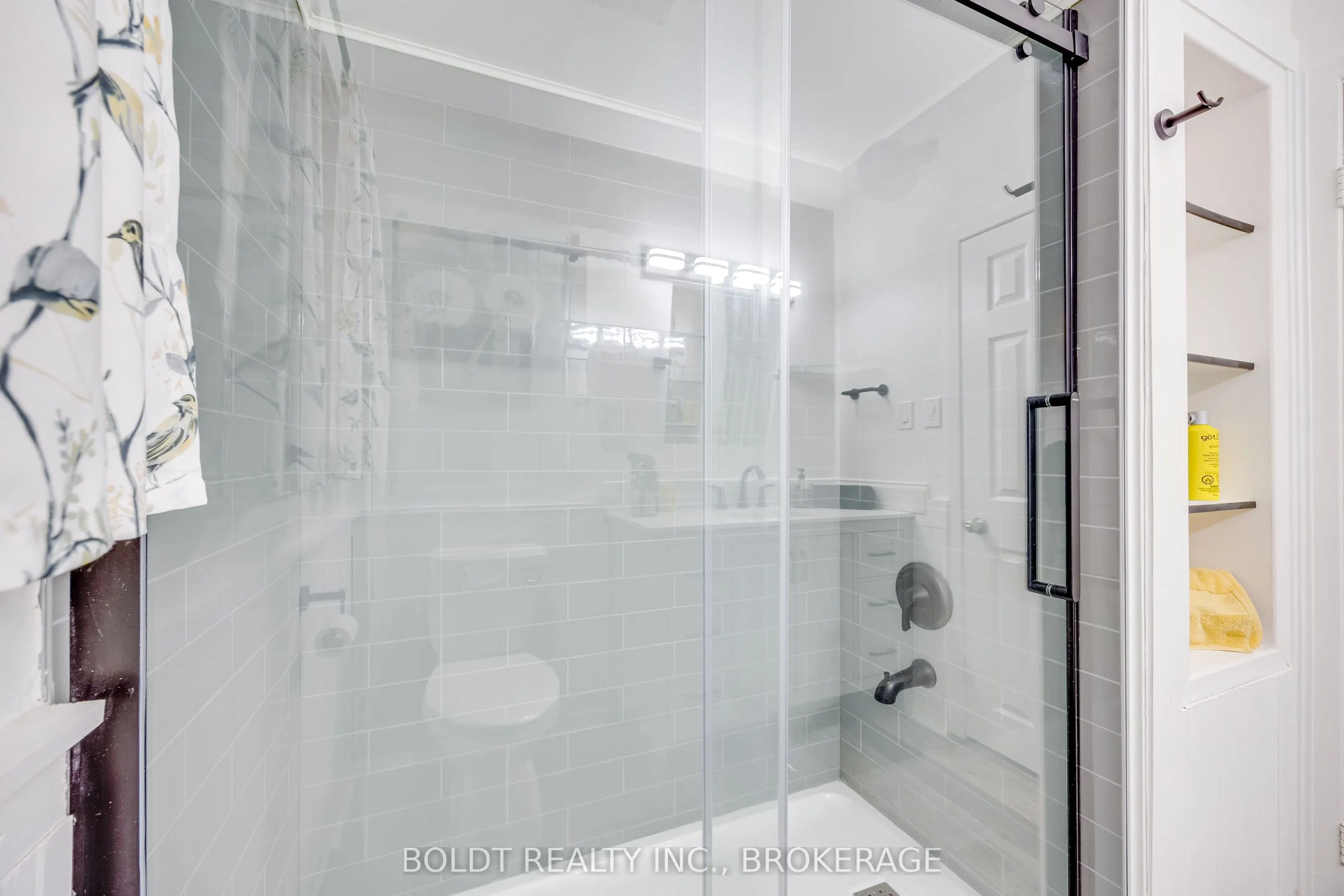 1042 Lakeshore Road W