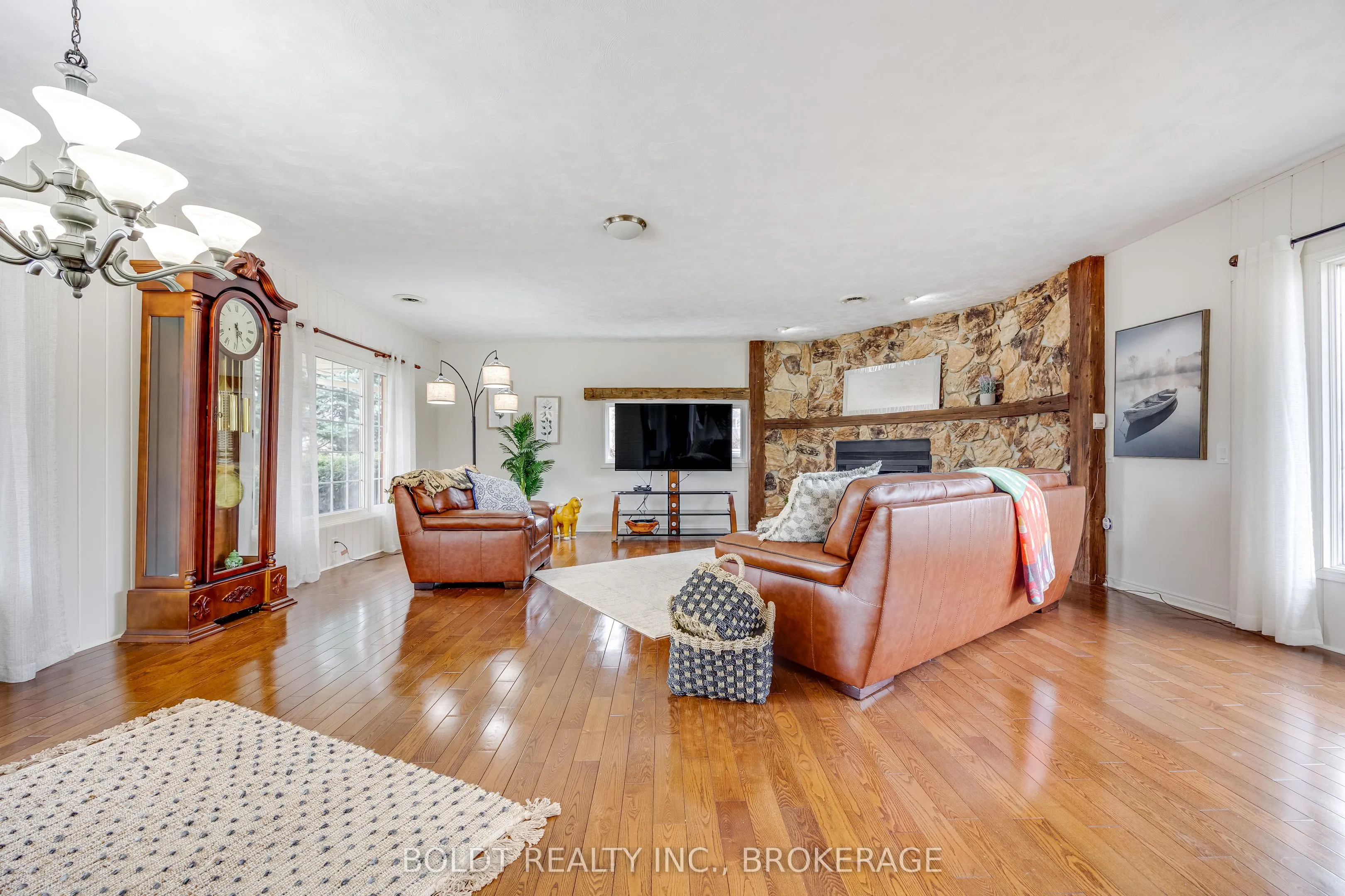 1042 Lakeshore Road W