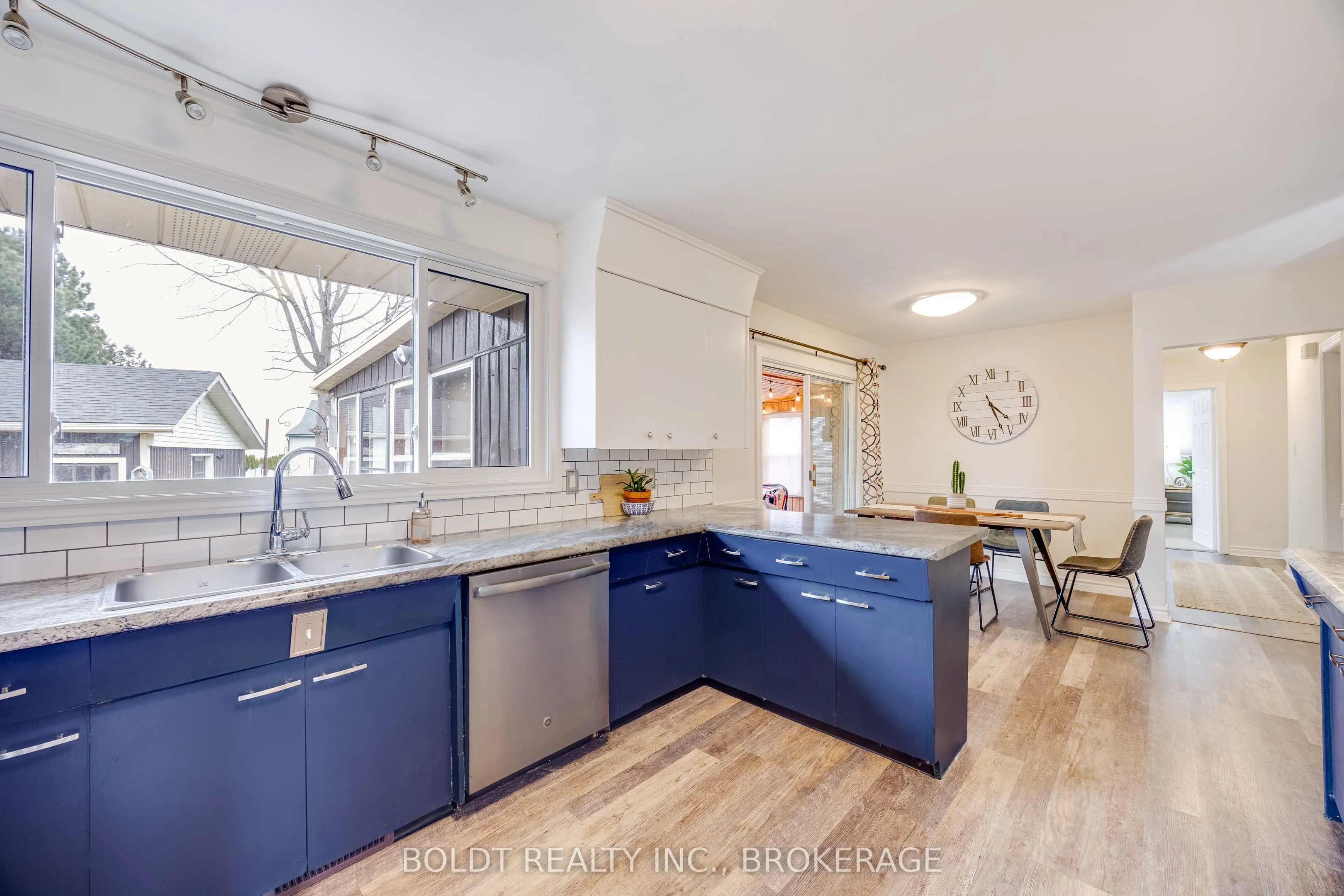 1042 Lakeshore Road W
