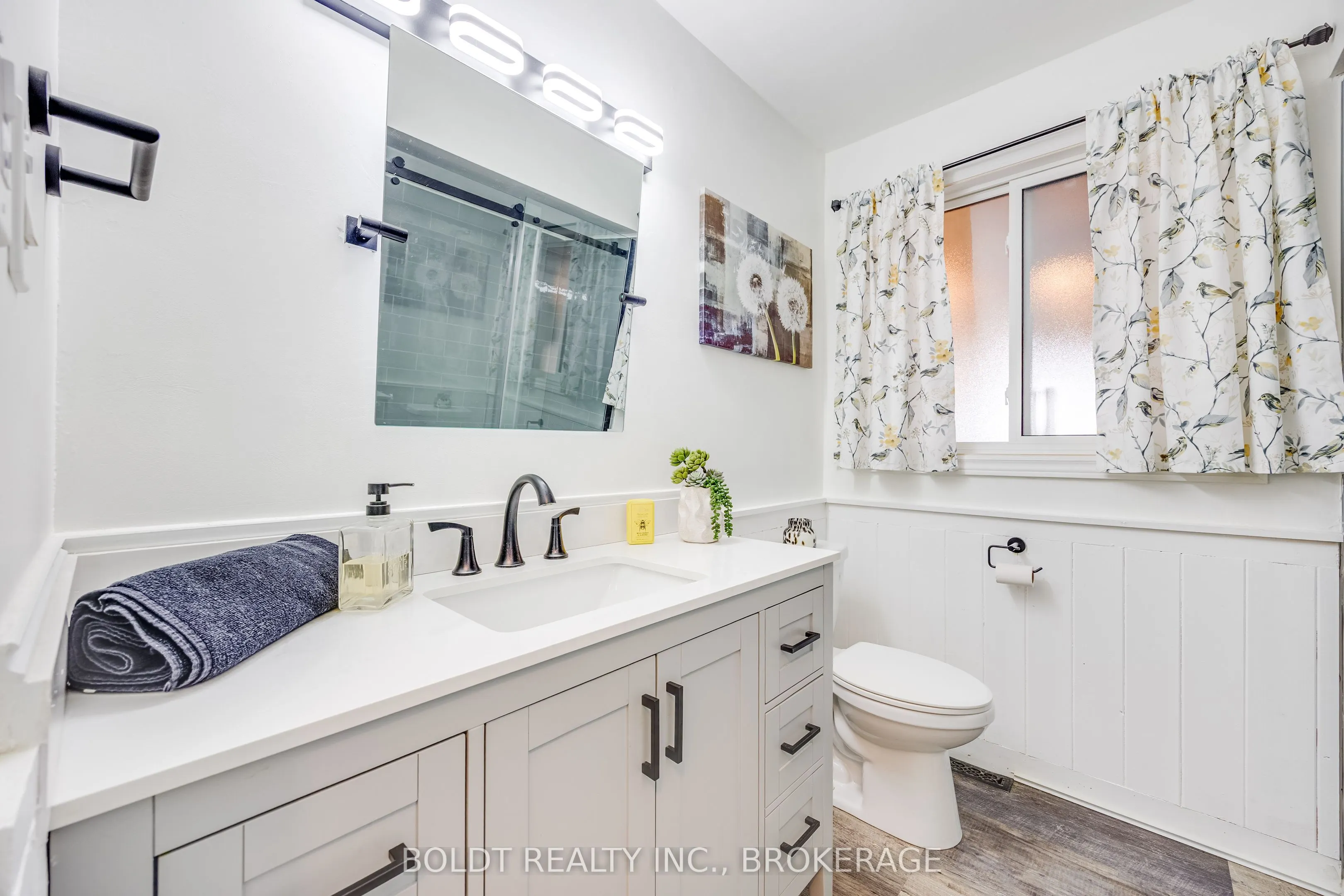 1042 Lakeshore Road W