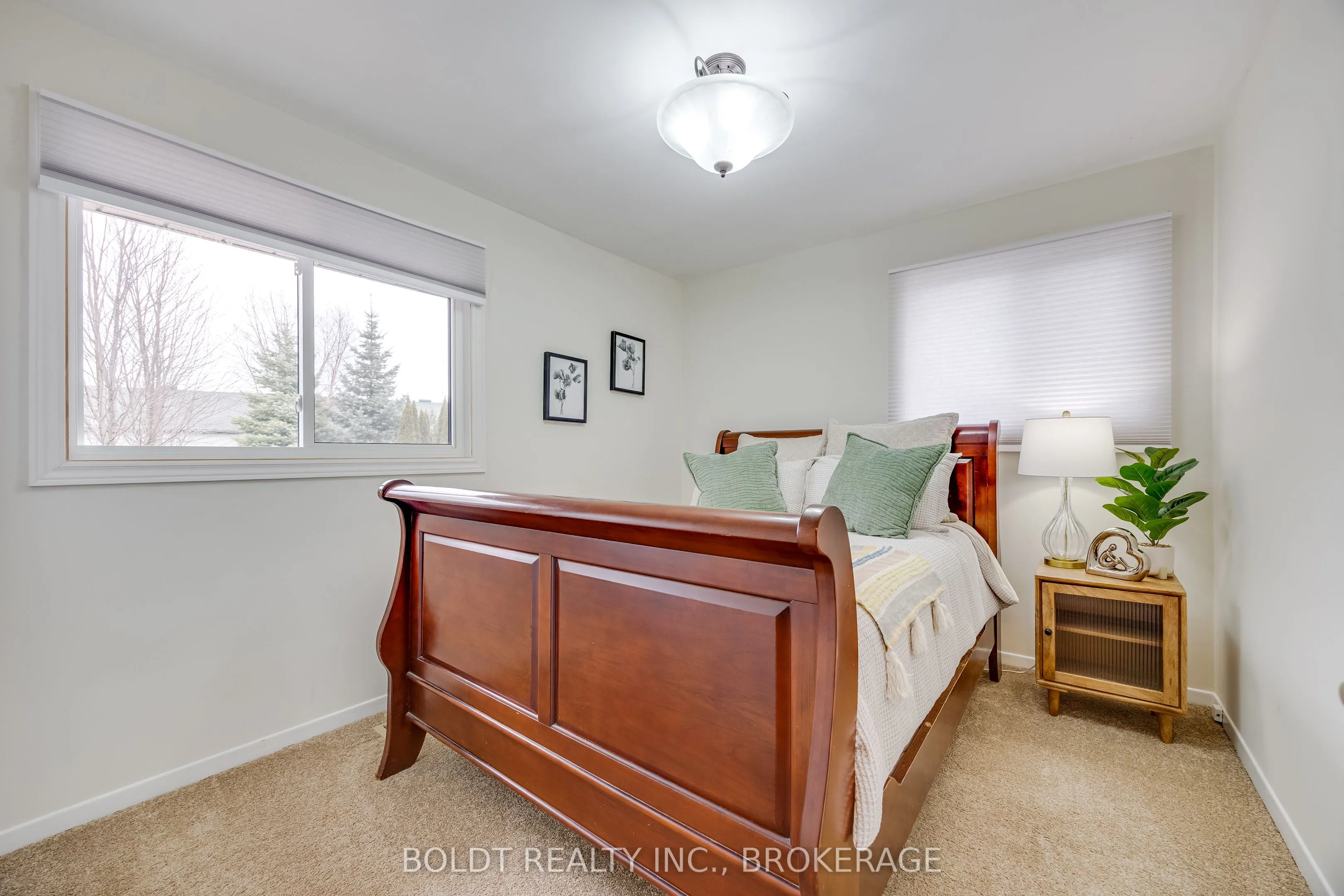1042 Lakeshore Road W
