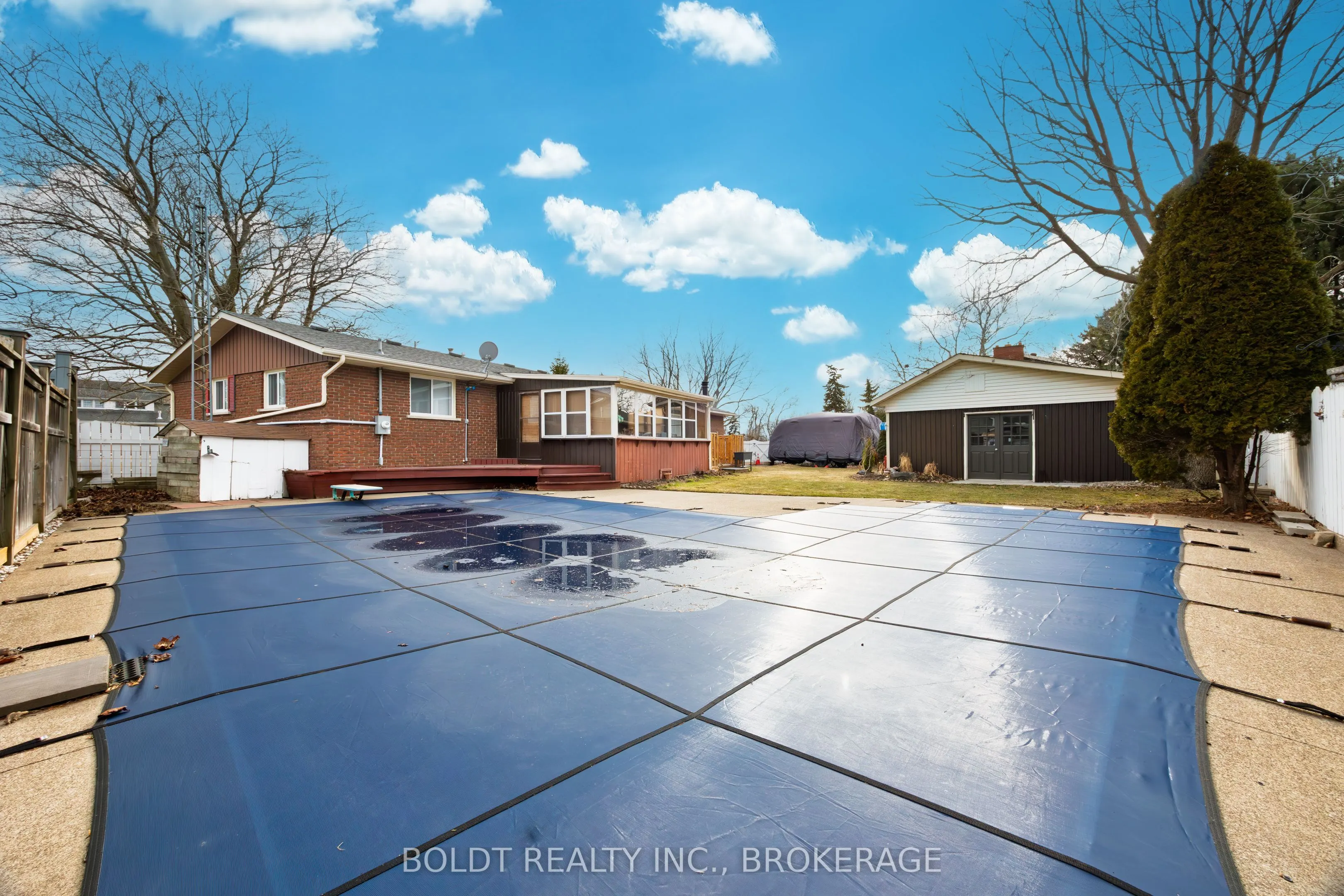 1042 Lakeshore Road W