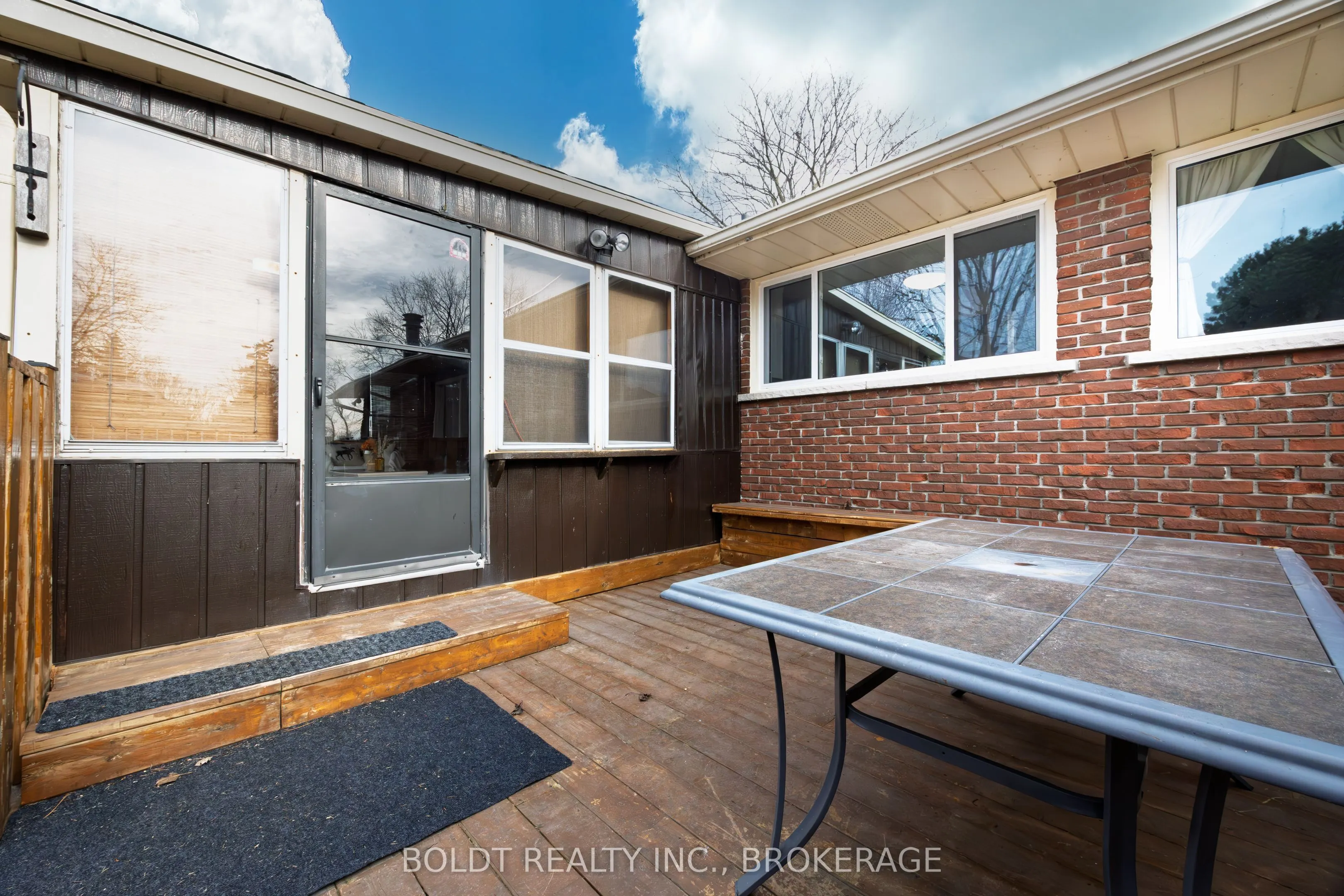 1042 Lakeshore Road W