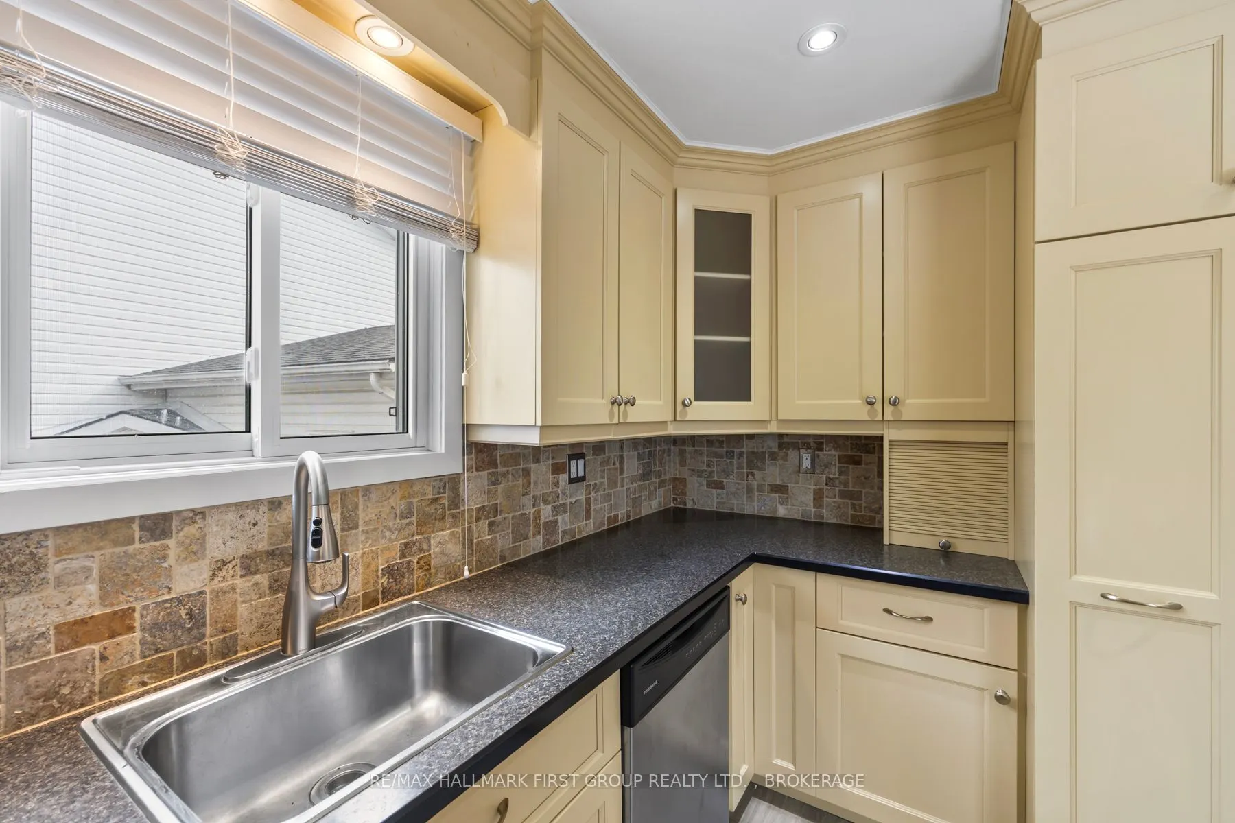 806 Cataraqui Woods Drive