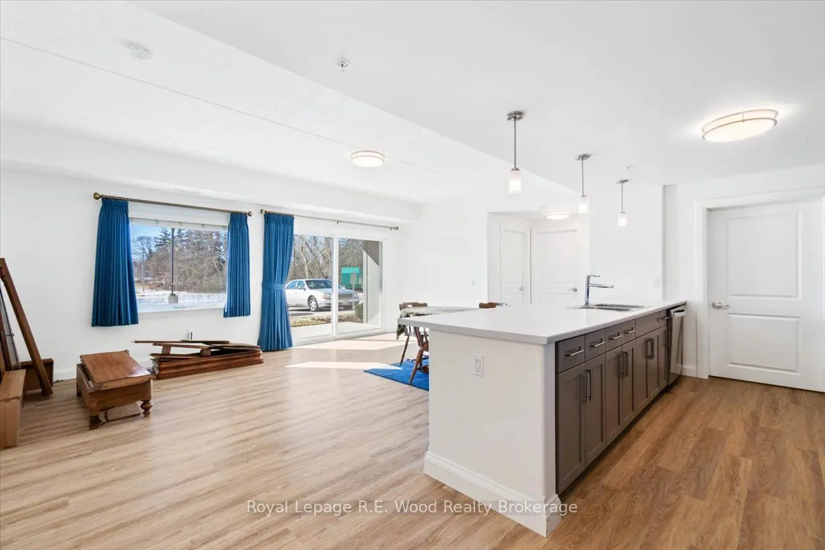 8 Centre Street S, #Unit 110