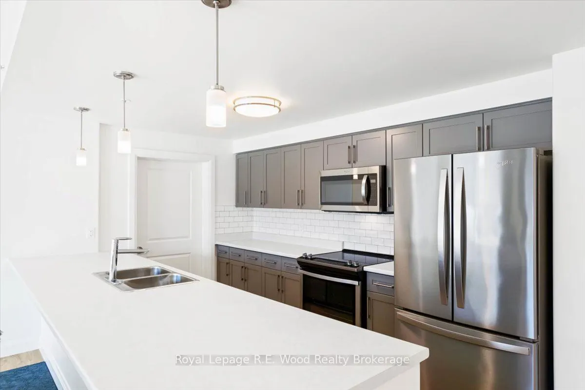 8 Centre Street S, #Unit 110