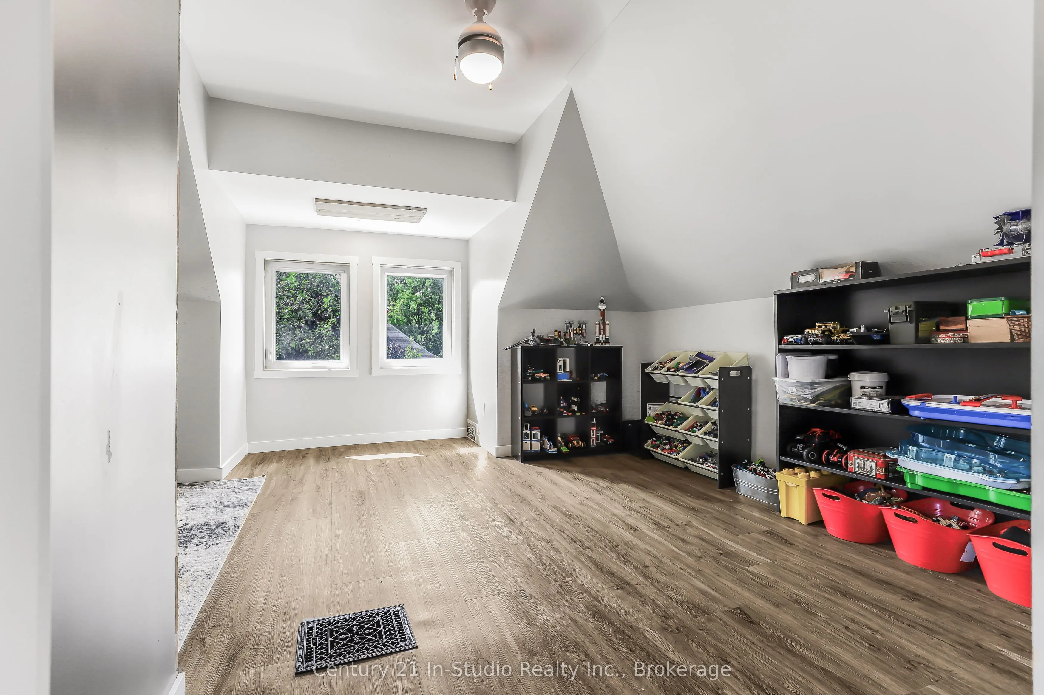 446 9TH Street E