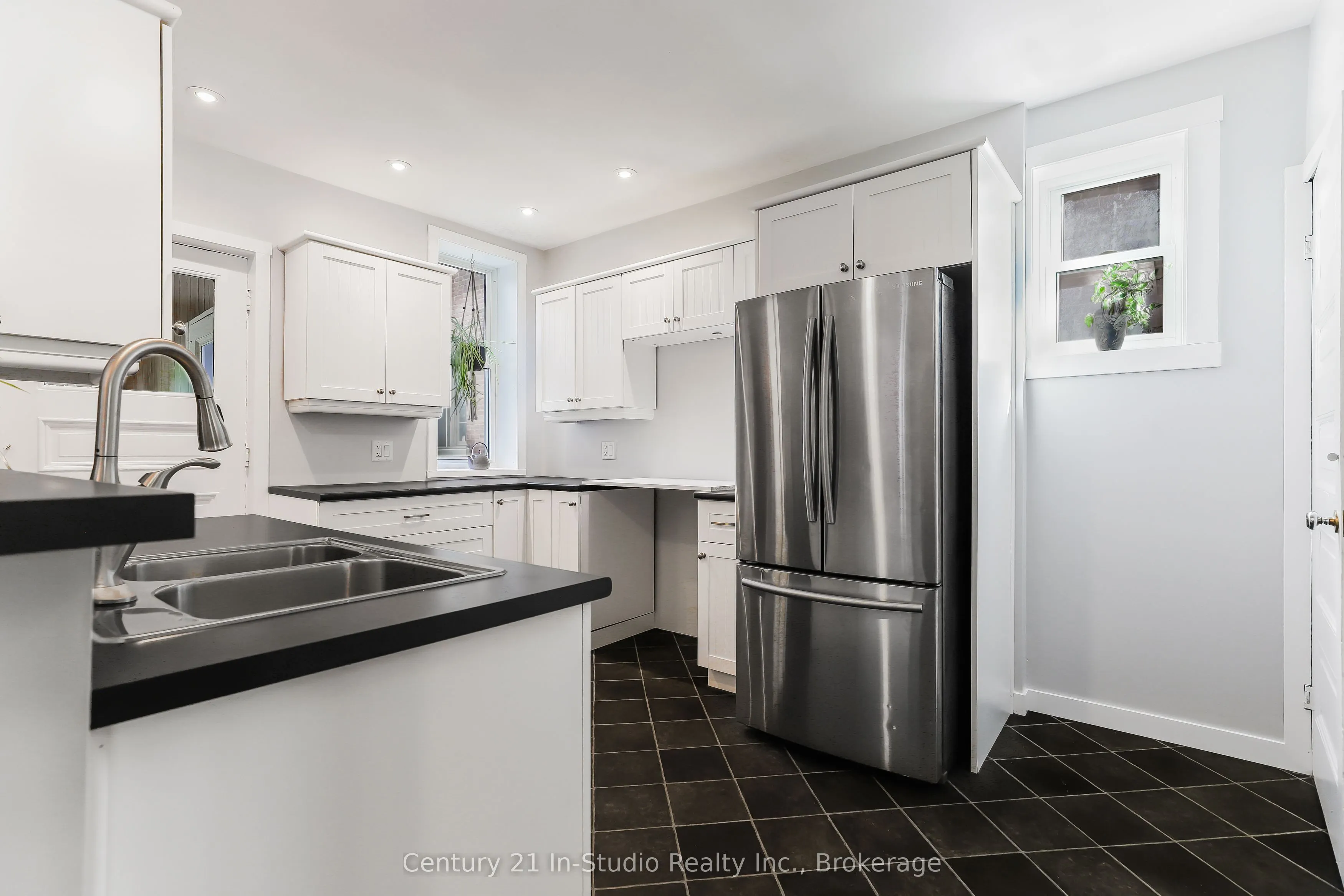 446 9TH Street E