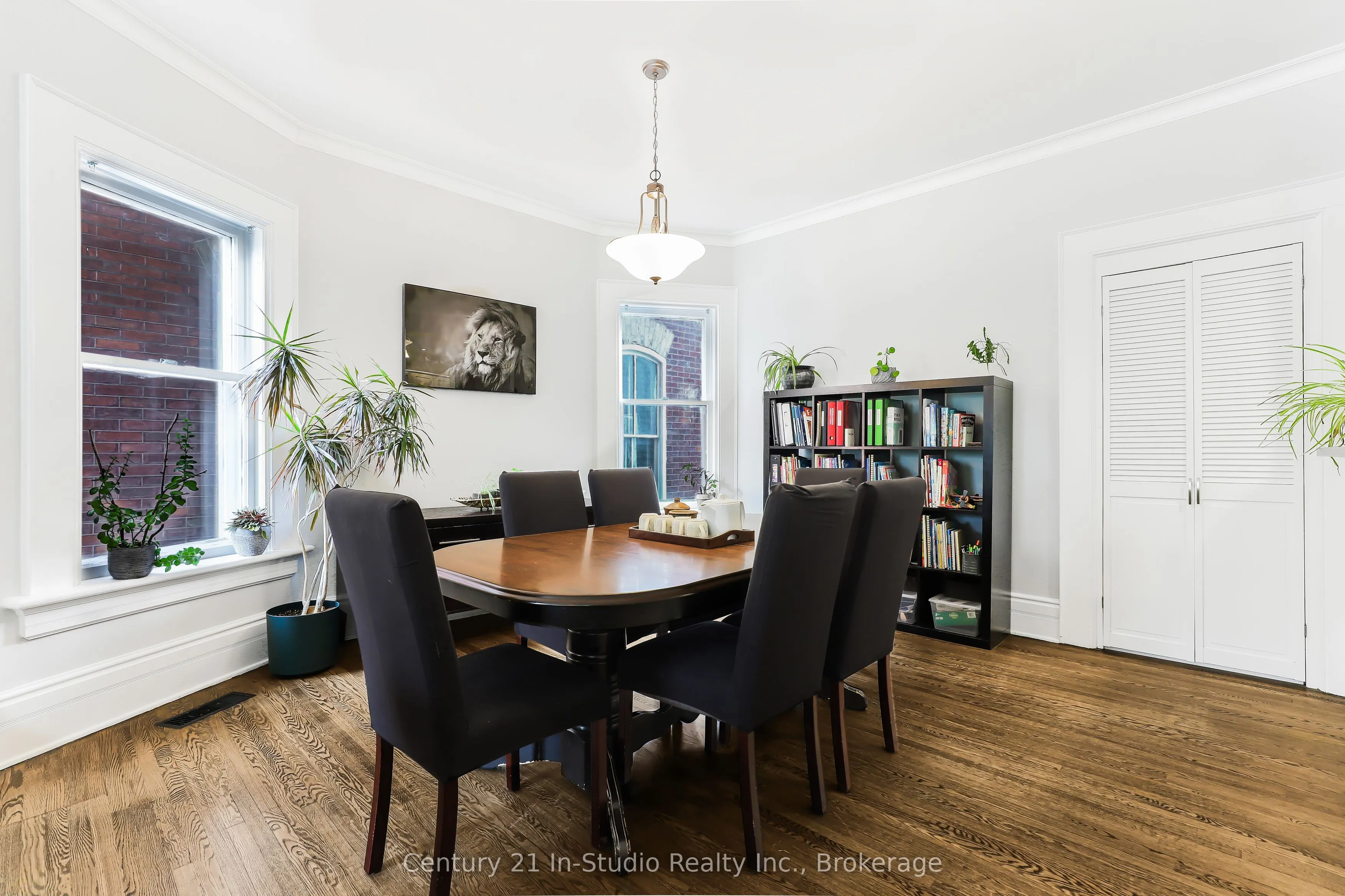 446 9TH Street E
