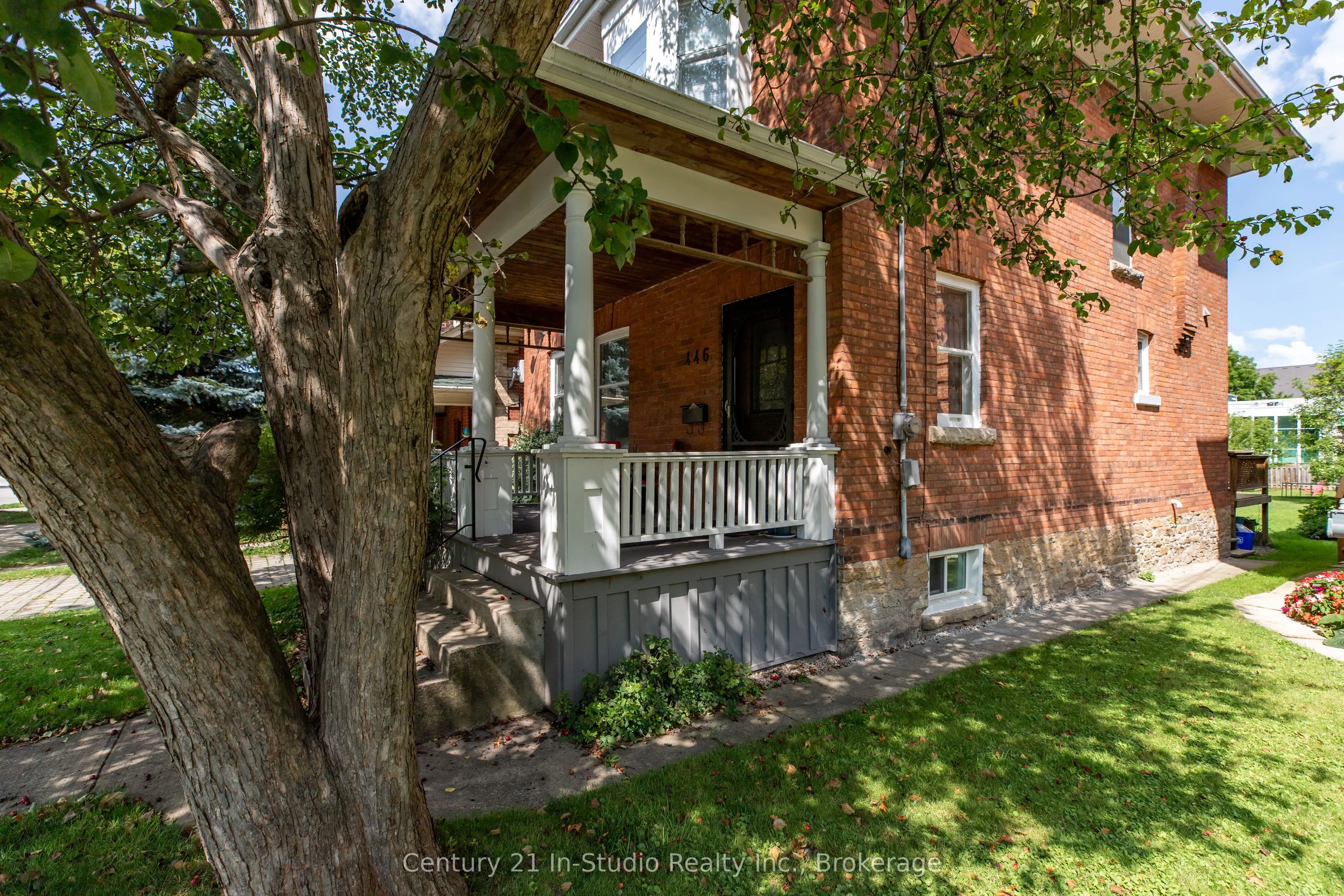 446 9TH Street E