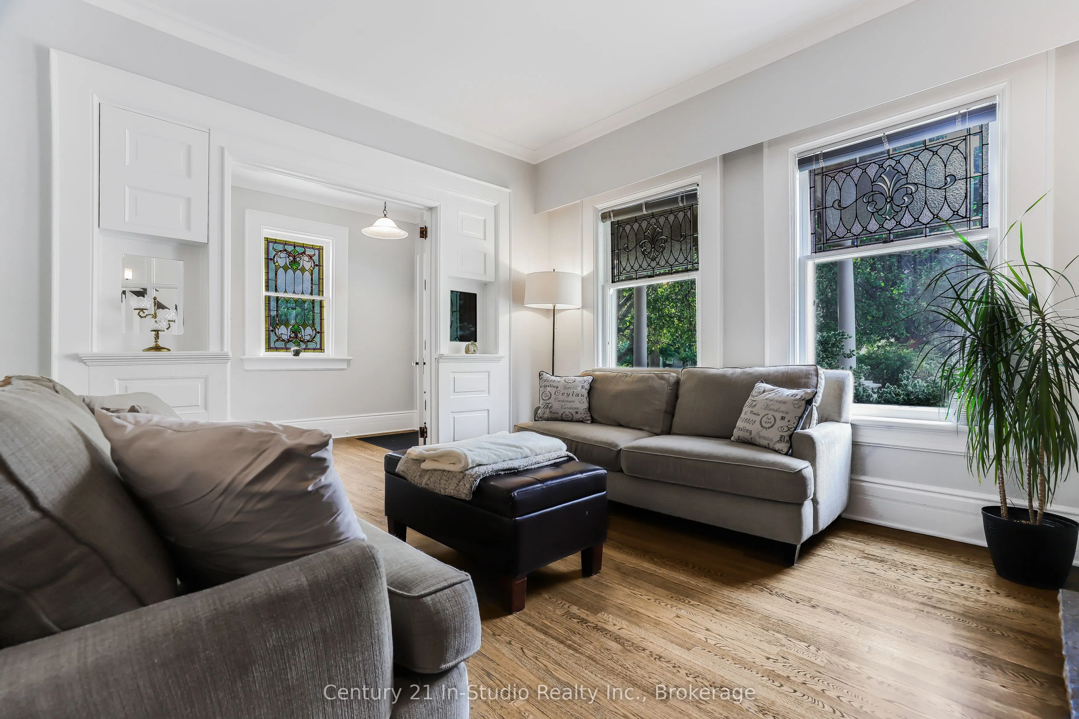 446 9TH Street E