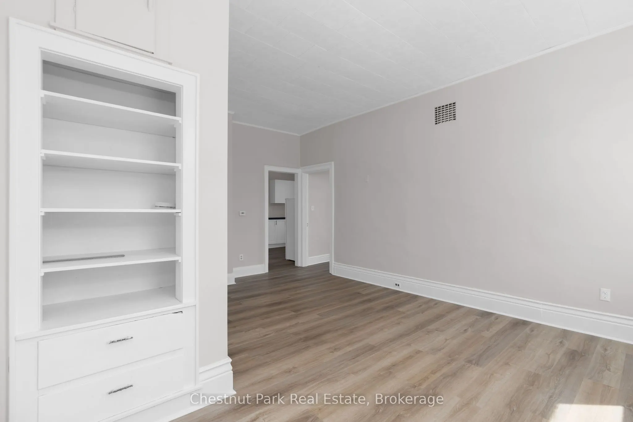 16 Trowbridge Street W