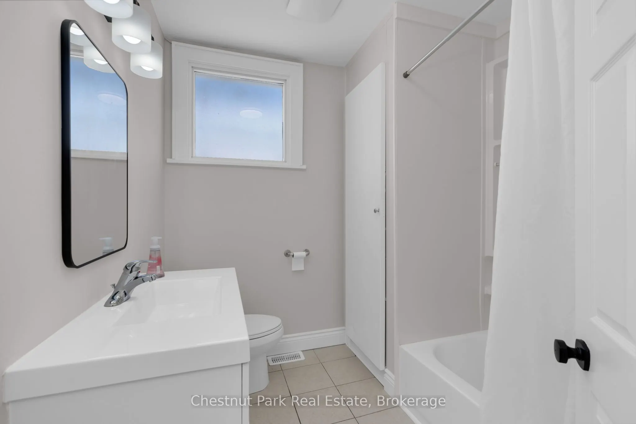16 Trowbridge Street W
