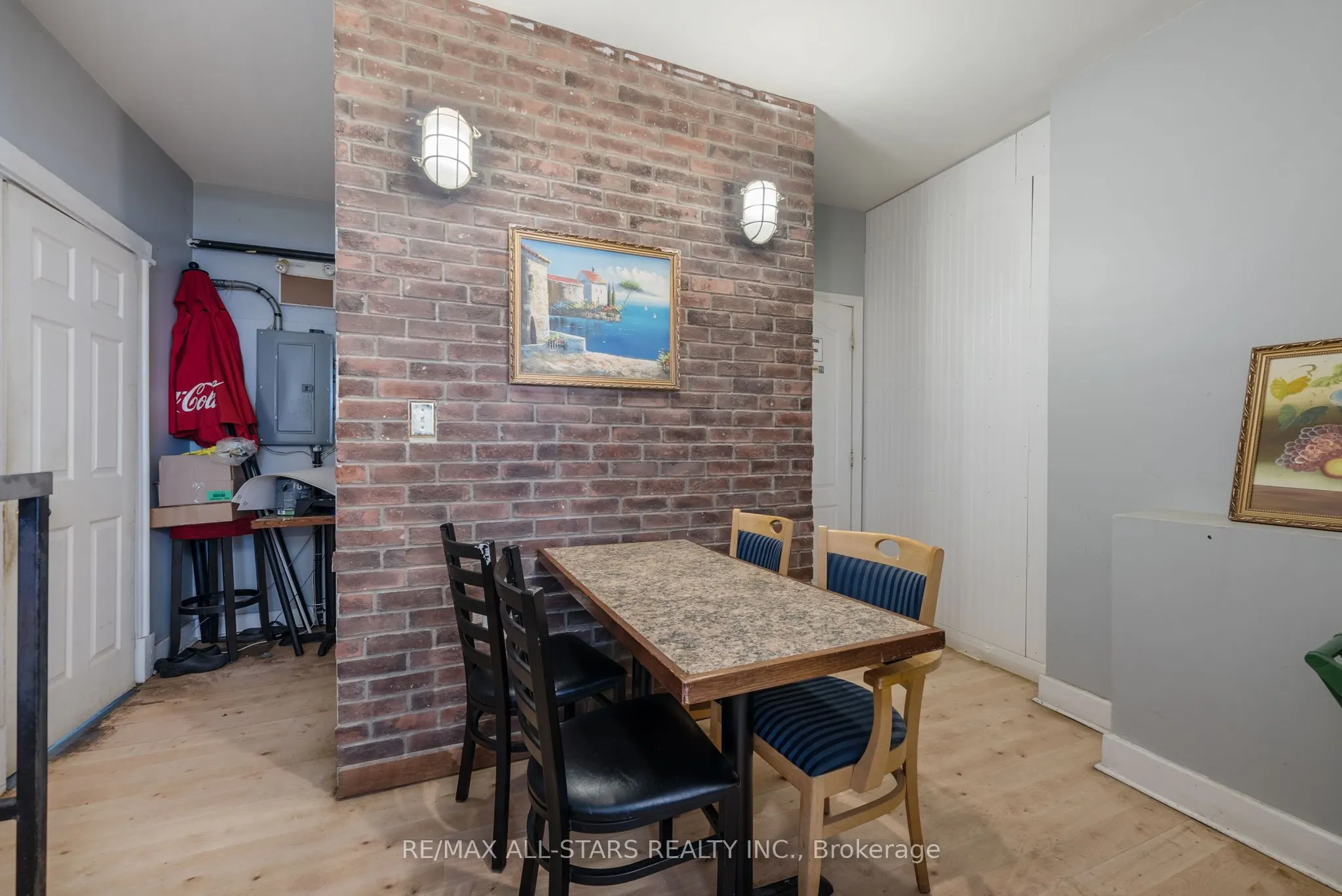 259 Kent Street W