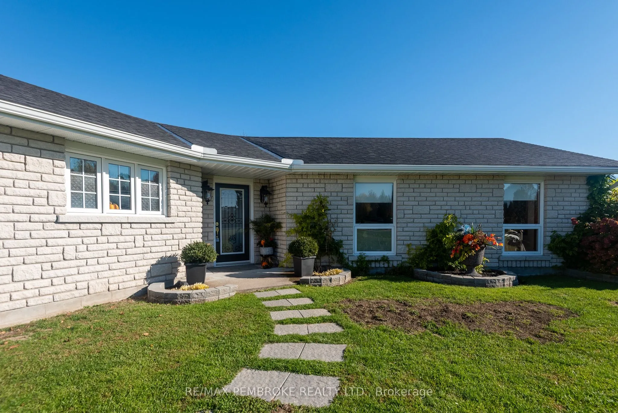 11 FAIRWAY Drive