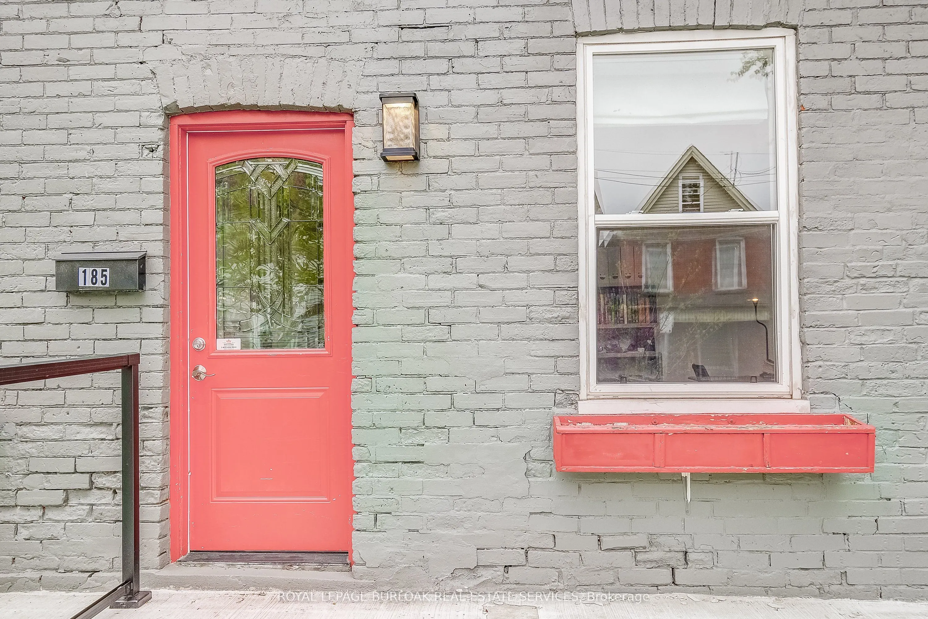 185 Simcoe Street E