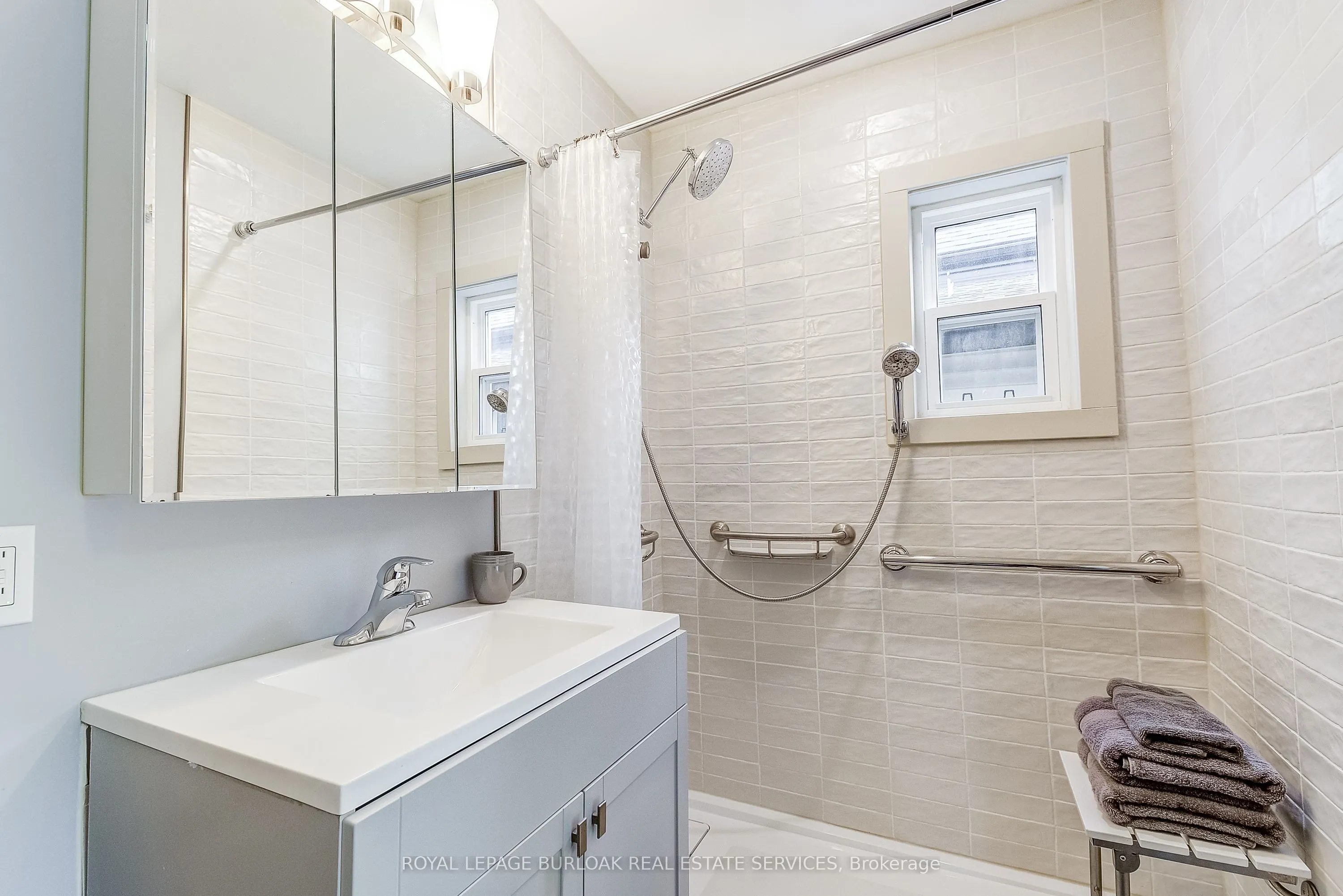 185 Simcoe Street E