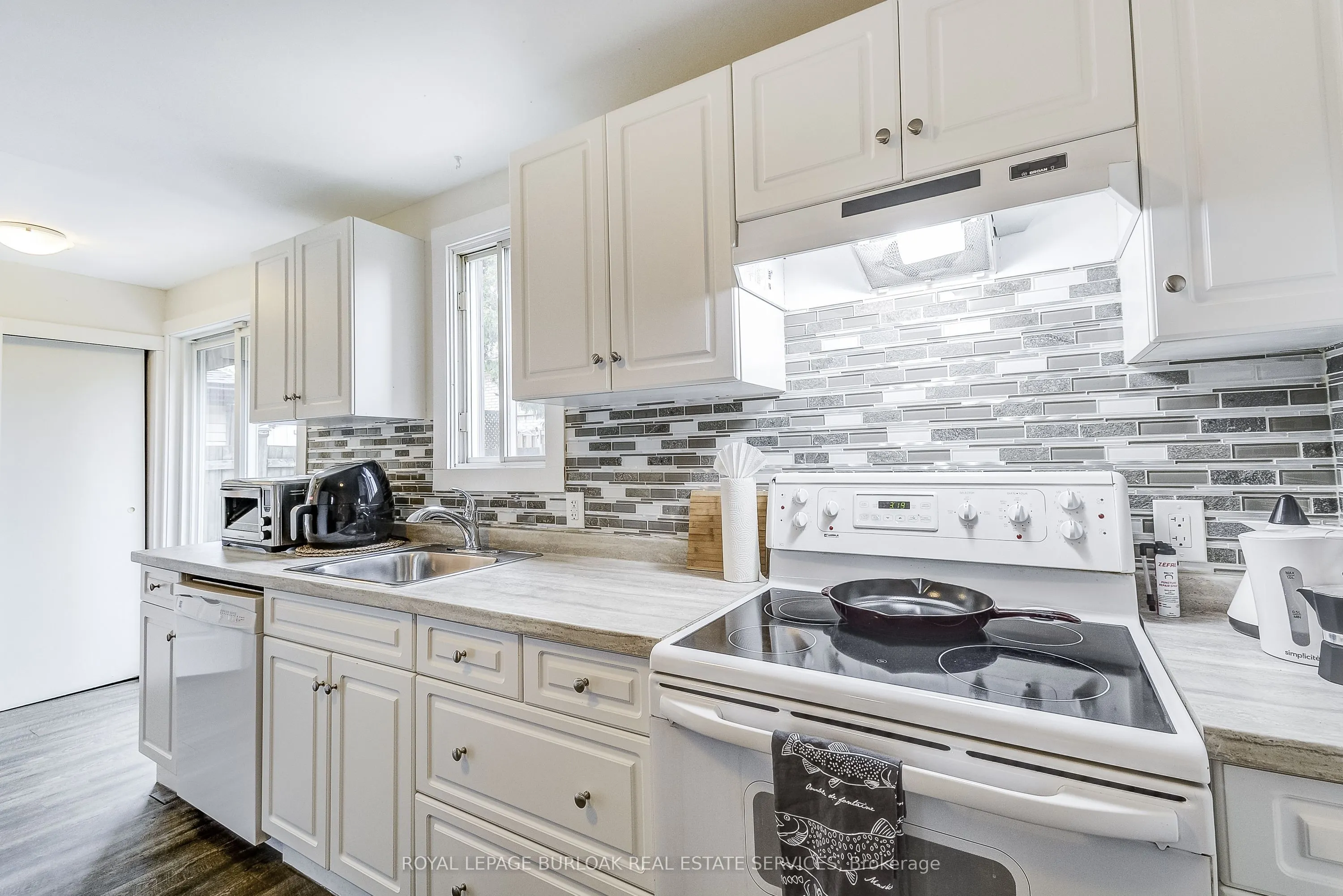 185 Simcoe Street E