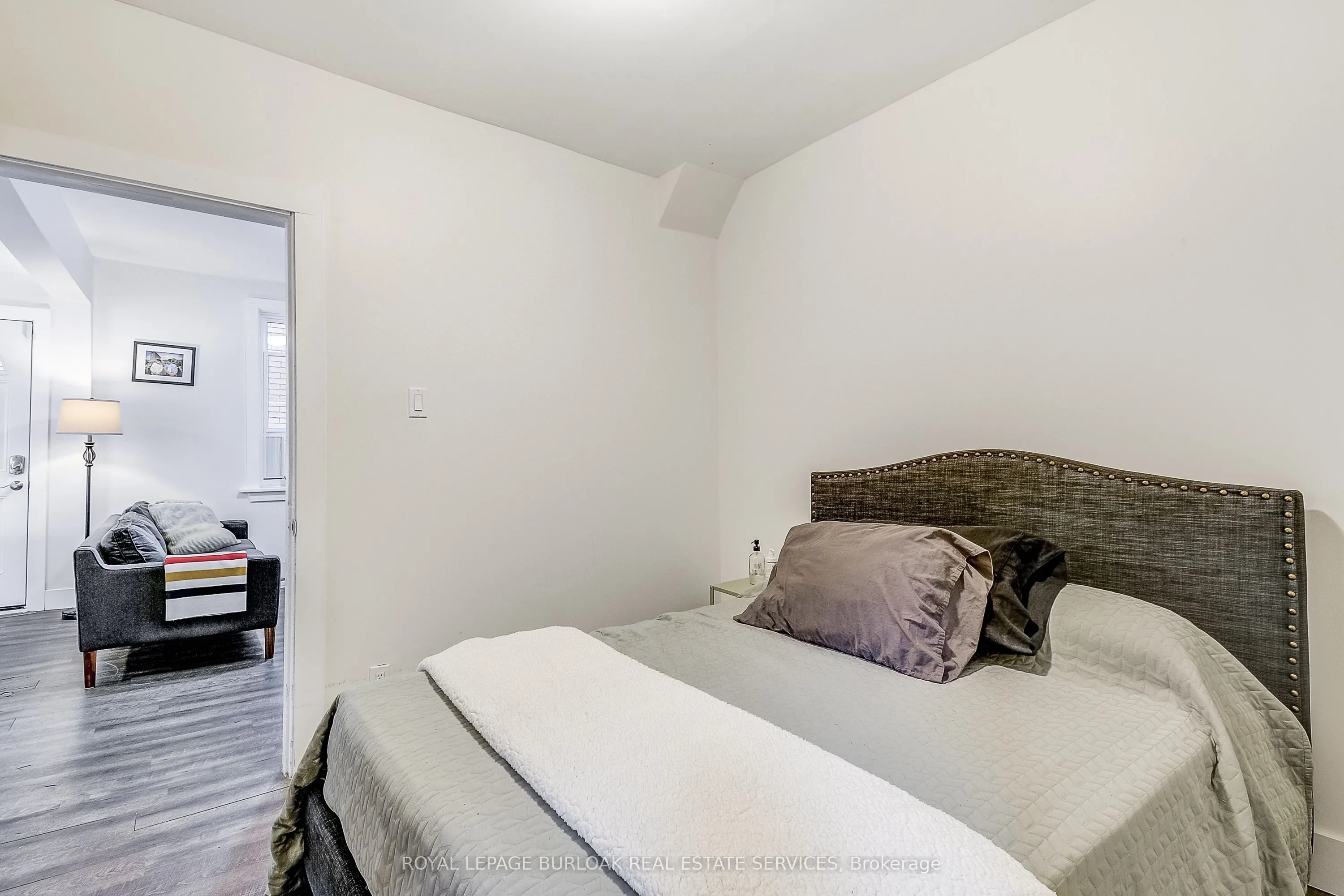 185 Simcoe Street E
